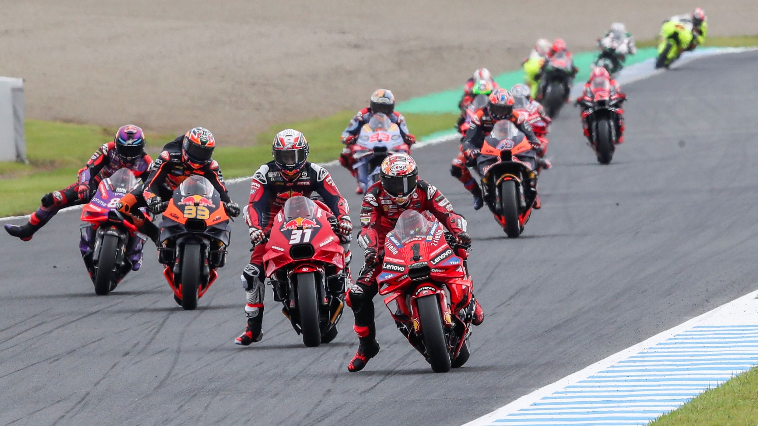 Pecco Bagnaia delante de Pedro Acosta, Brad Binder y Jorge Martín, MotoGP Japón 2024