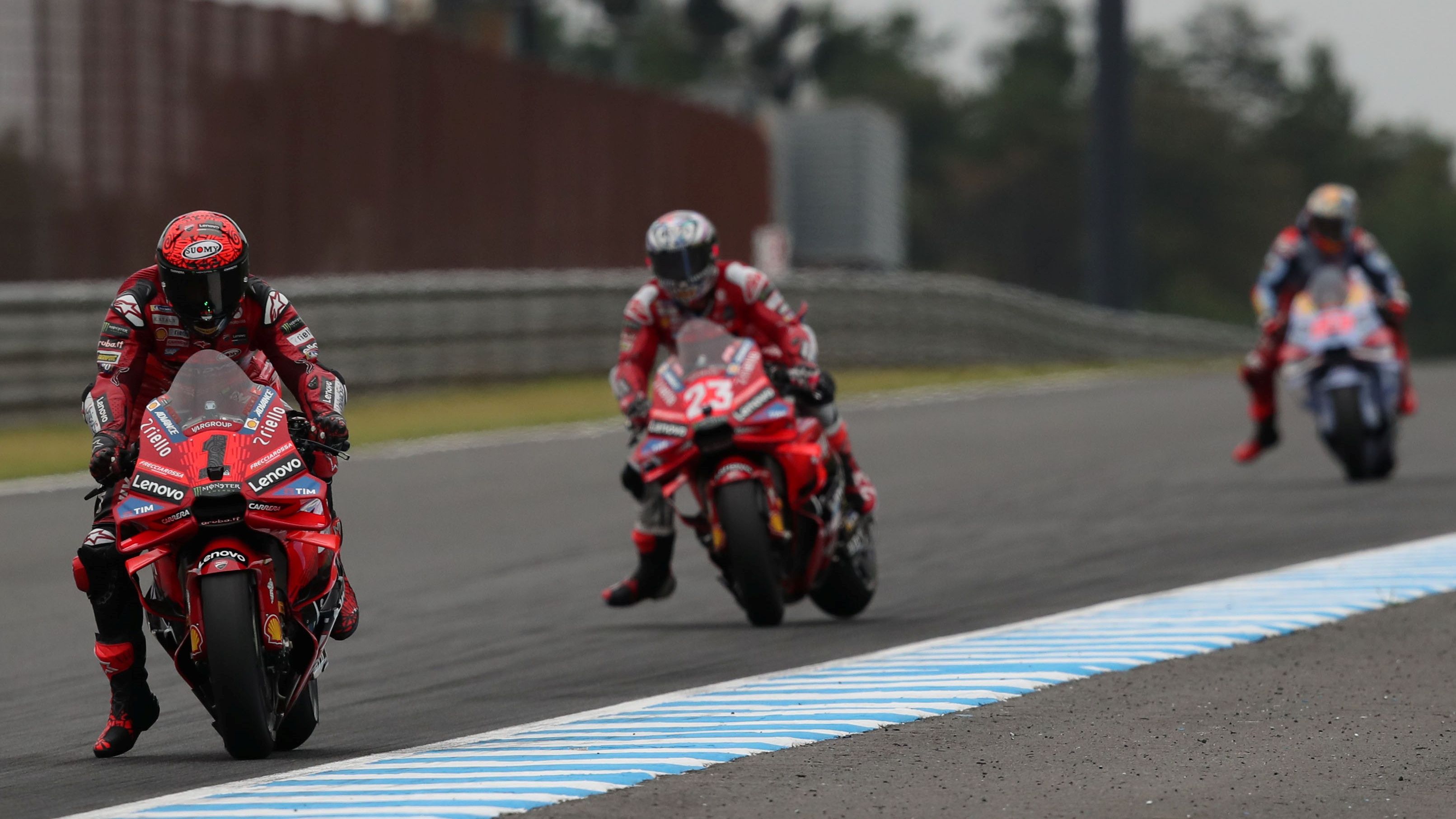Pecco Bagnaia seguido por Enea Bastianini y Marc Márquez, MotoGP Japón 2024