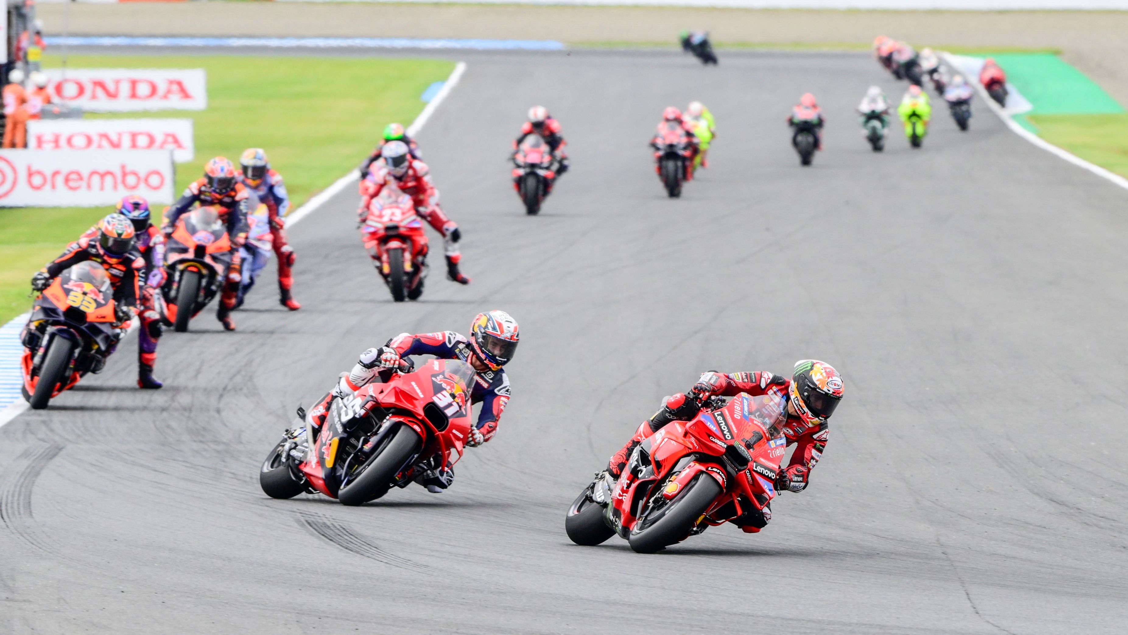 Pecco Bagnaia seguido por Pedro Acosta y Brad Binder, MotoGP Japón 2024