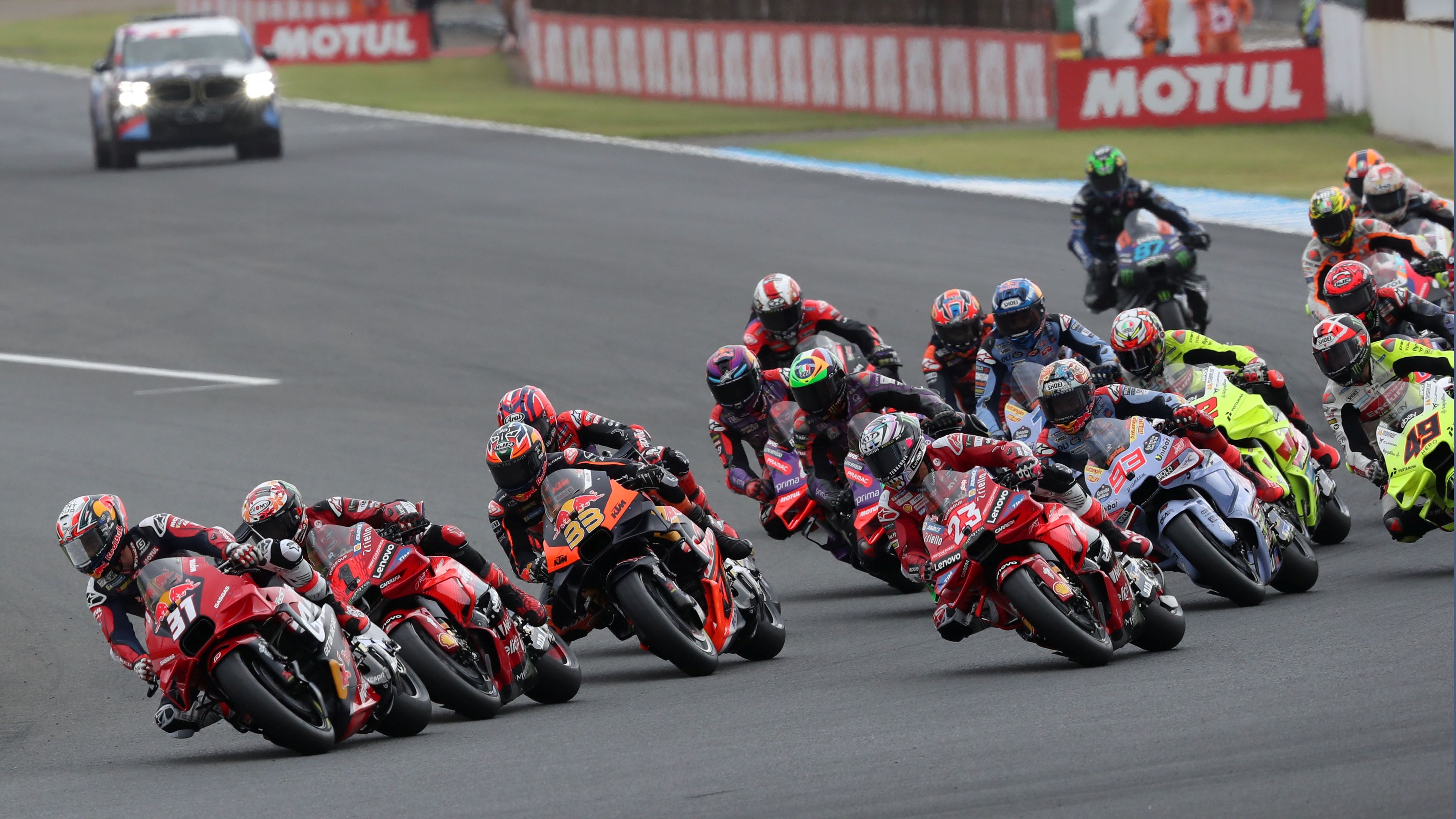 Pedro Acosta lidera en la arrancada delante de Pecco Bagnaia, MotoGP Japón 2024