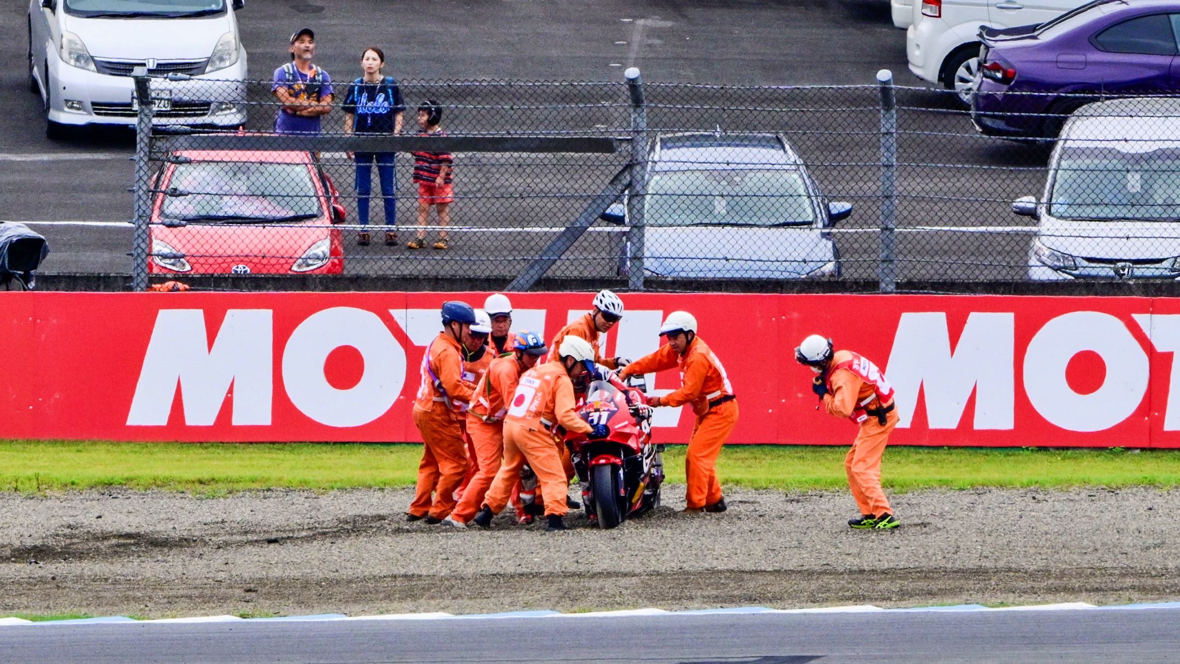 Pedro Acosta rodeado de comisarios tras irse al suelo, MotoGP Japón 2024