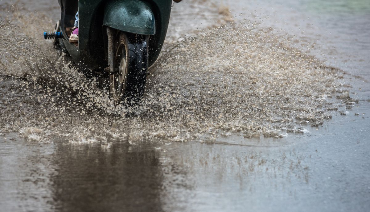 Cómo evitar que tu moto patine con el suelo mojado