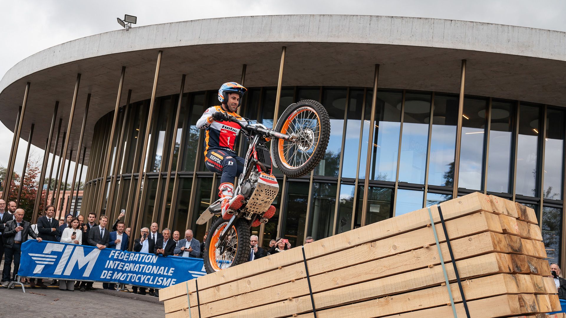 Inauguracion Sede FIM 2024 Toni Bou y  Emma Bristow (3)