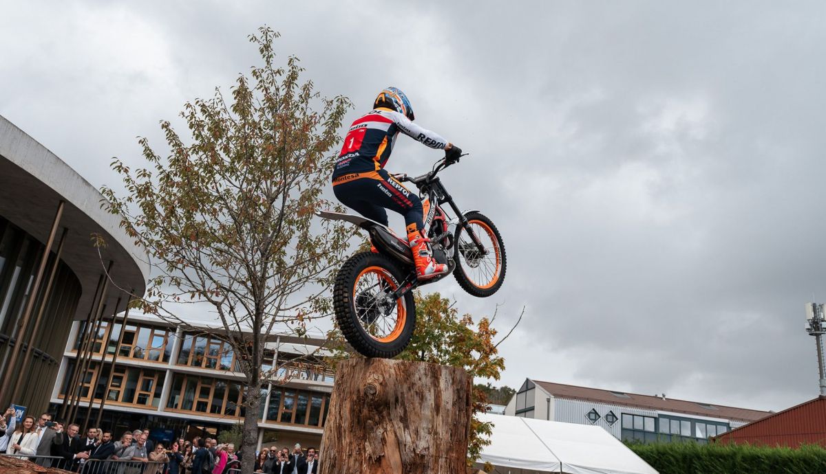 Inauguracion Sede FIM 2024 Toni Bou y Emma Bristow (7) Inauguracion Sede FIM 2024 Toni Bou y Emma Bristow (7)