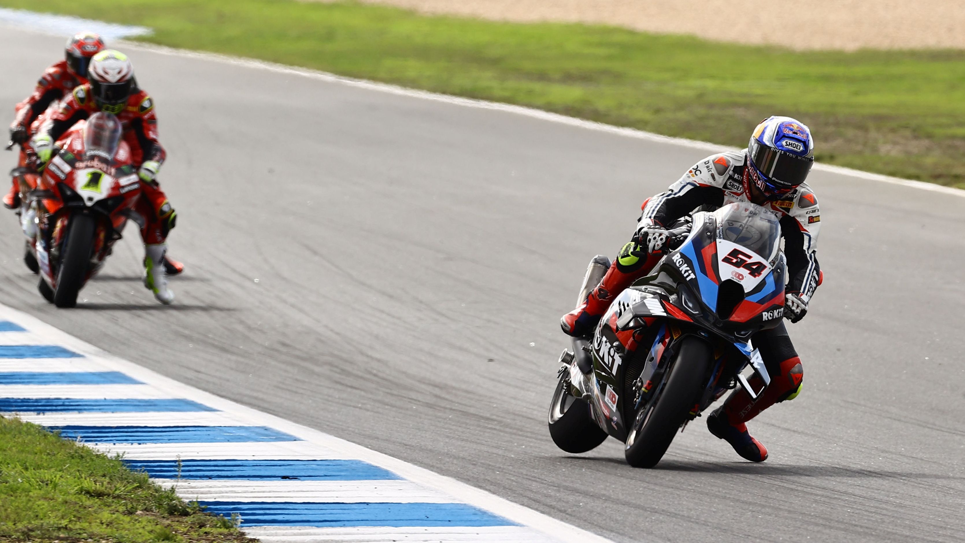 Toprak Razgatlioglu ha ganado en solitario con las dos Ducati oficiales en el podio