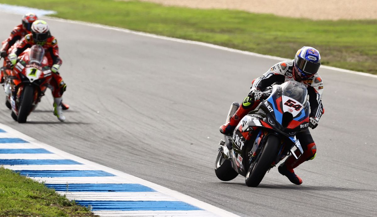 Toprak Razgatlioglu ha ganado en solitario con las dos Ducati oficiales en el podio Toprak Razgatlioglu ha ganado en solitario con las dos Ducati oficiales en el podio