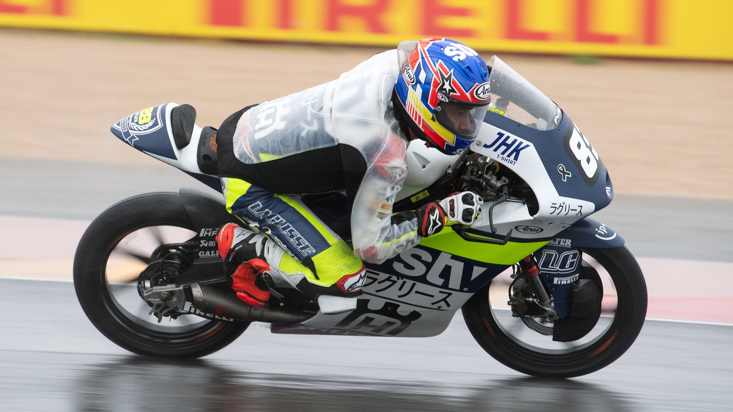 Álvaro Carpe acaricia el JuniorGP tras ganar en Motorland