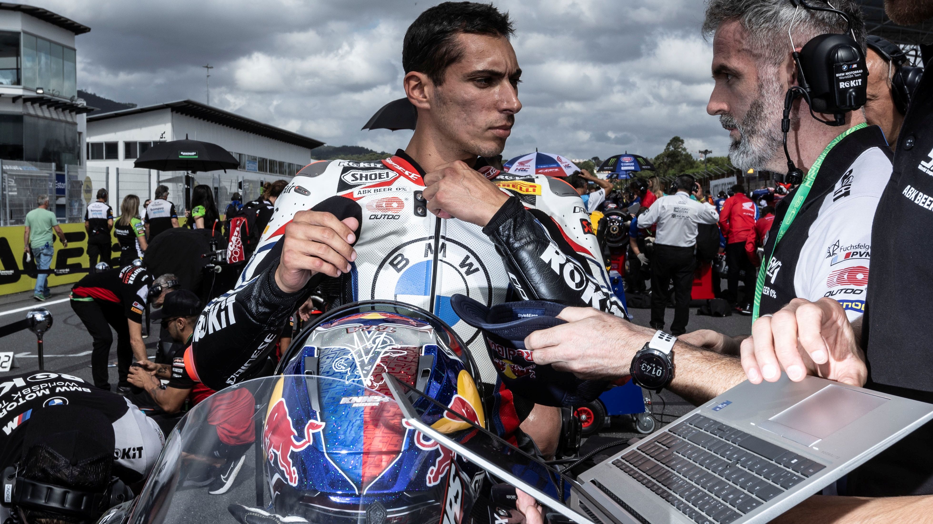 Toprak Razgatlioglu sobre la BMW M 1000 RR antes de carrera