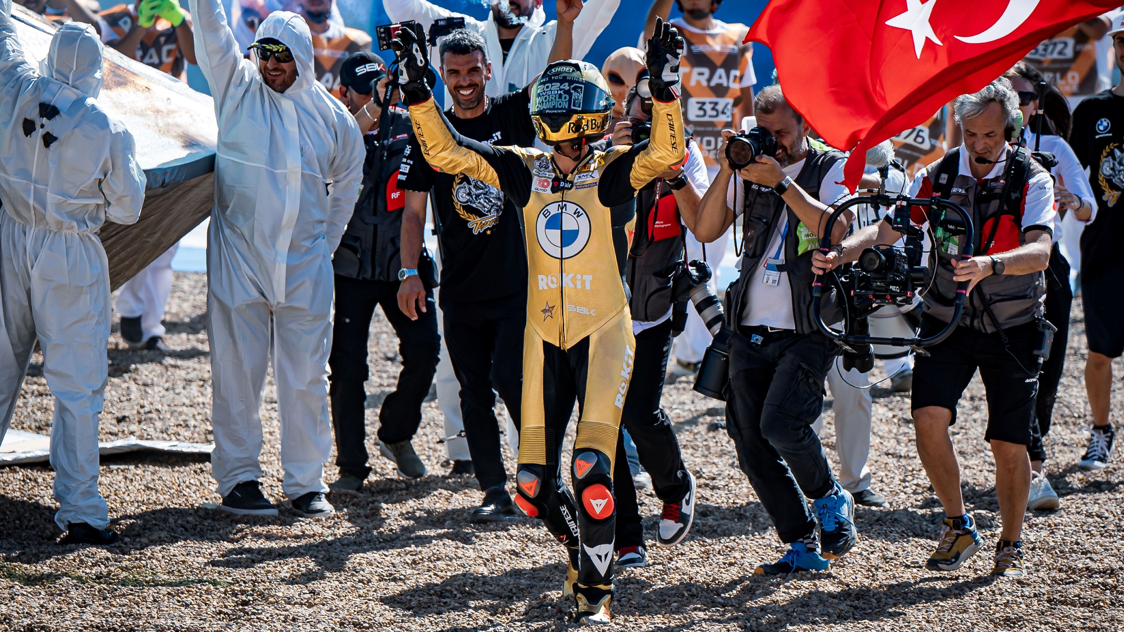Toprak Razgatlioglu festeja su segundo título mundial