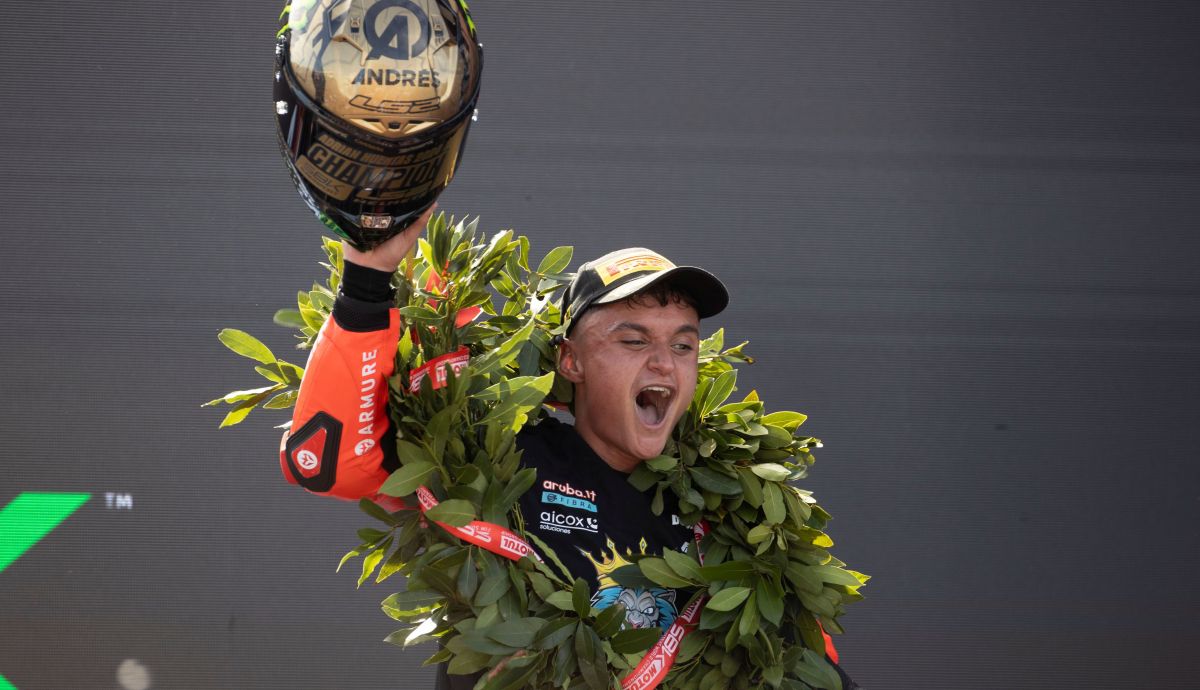 Adrián Huertas festeja su título mundial de Supersport Adrián Huertas festeja su título mundial de Supersport