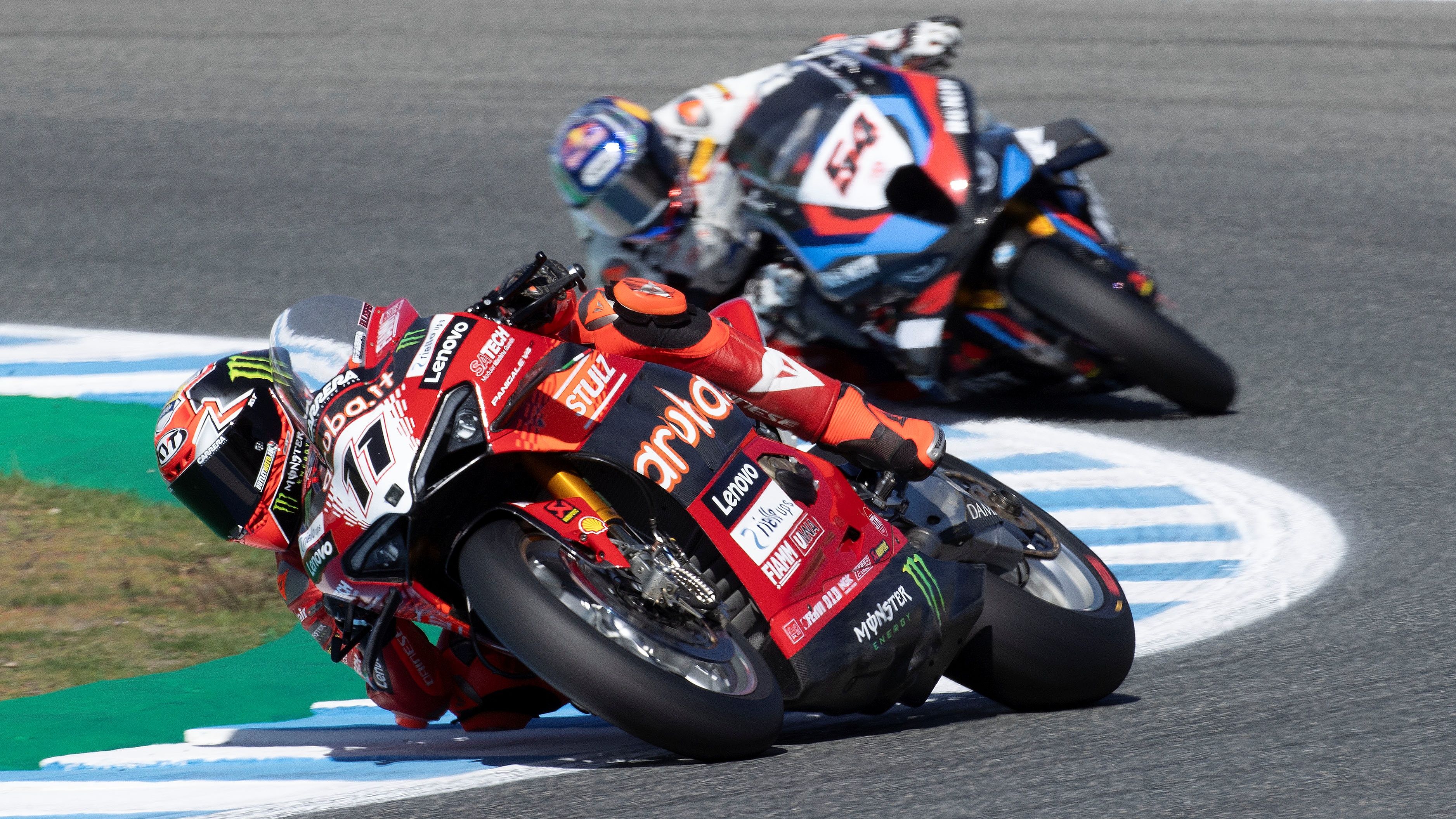 Nicolò Bulega se ha impuesto a Toprak Razgatlioglu en la carrera Superpole de Jerez