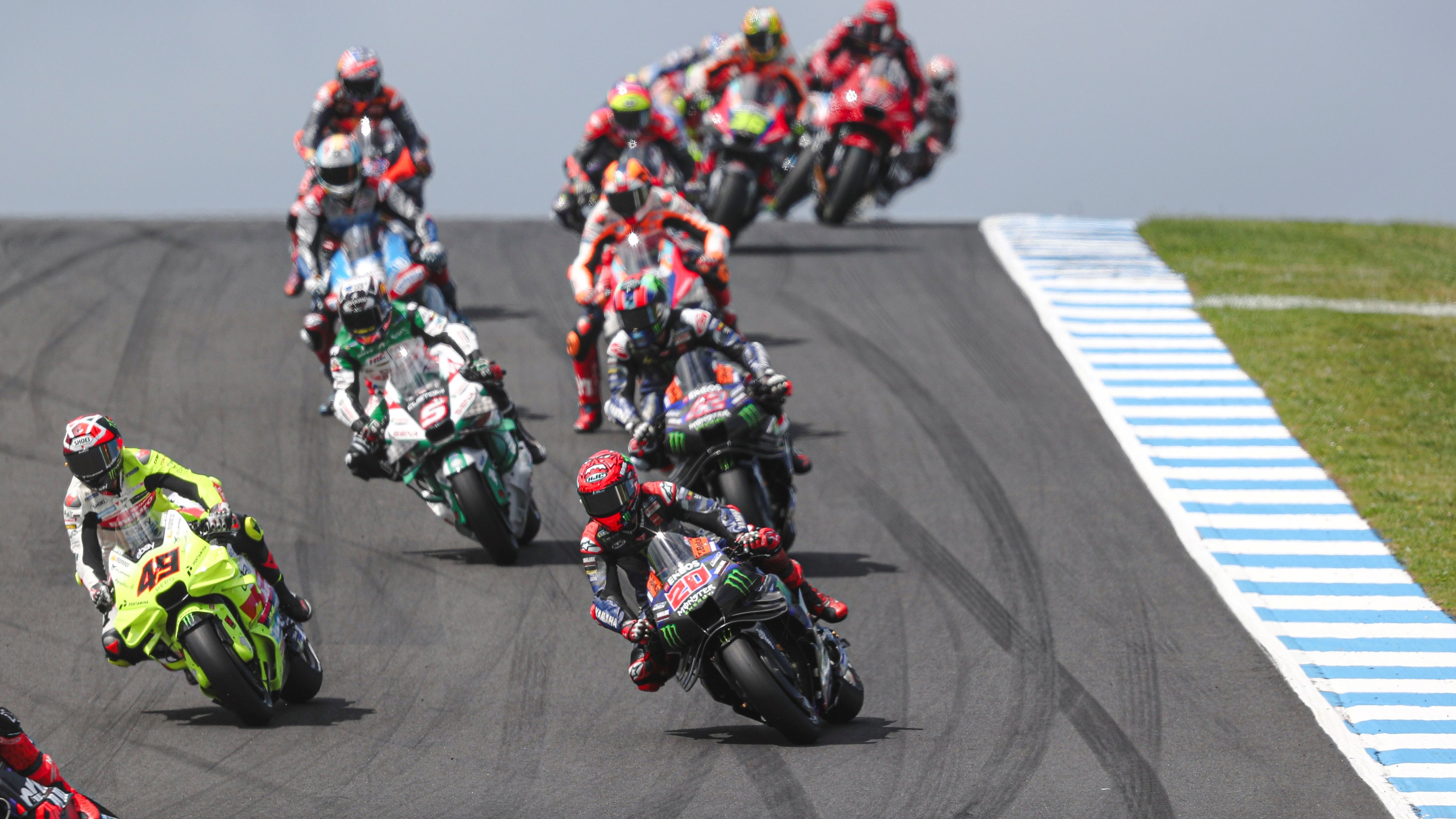 Fabio Di Giannantonio pasa a Fabio Quartararo ante Johann Zarco y Álex Rins, MotoGP Australia 2024