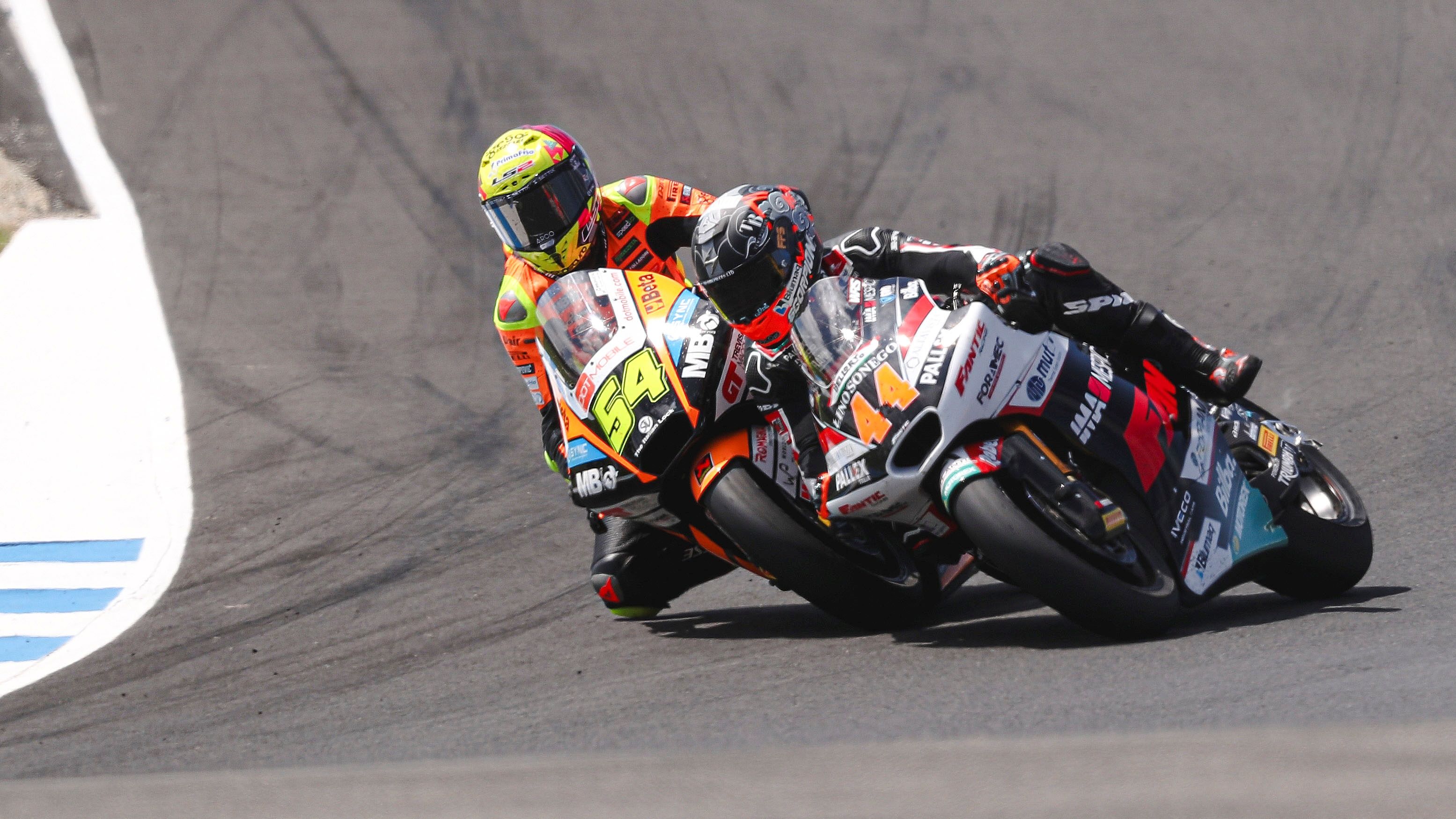 Fermín Aldeguer supera a Arón Canet y se tocan, Moto2 Australia 2024