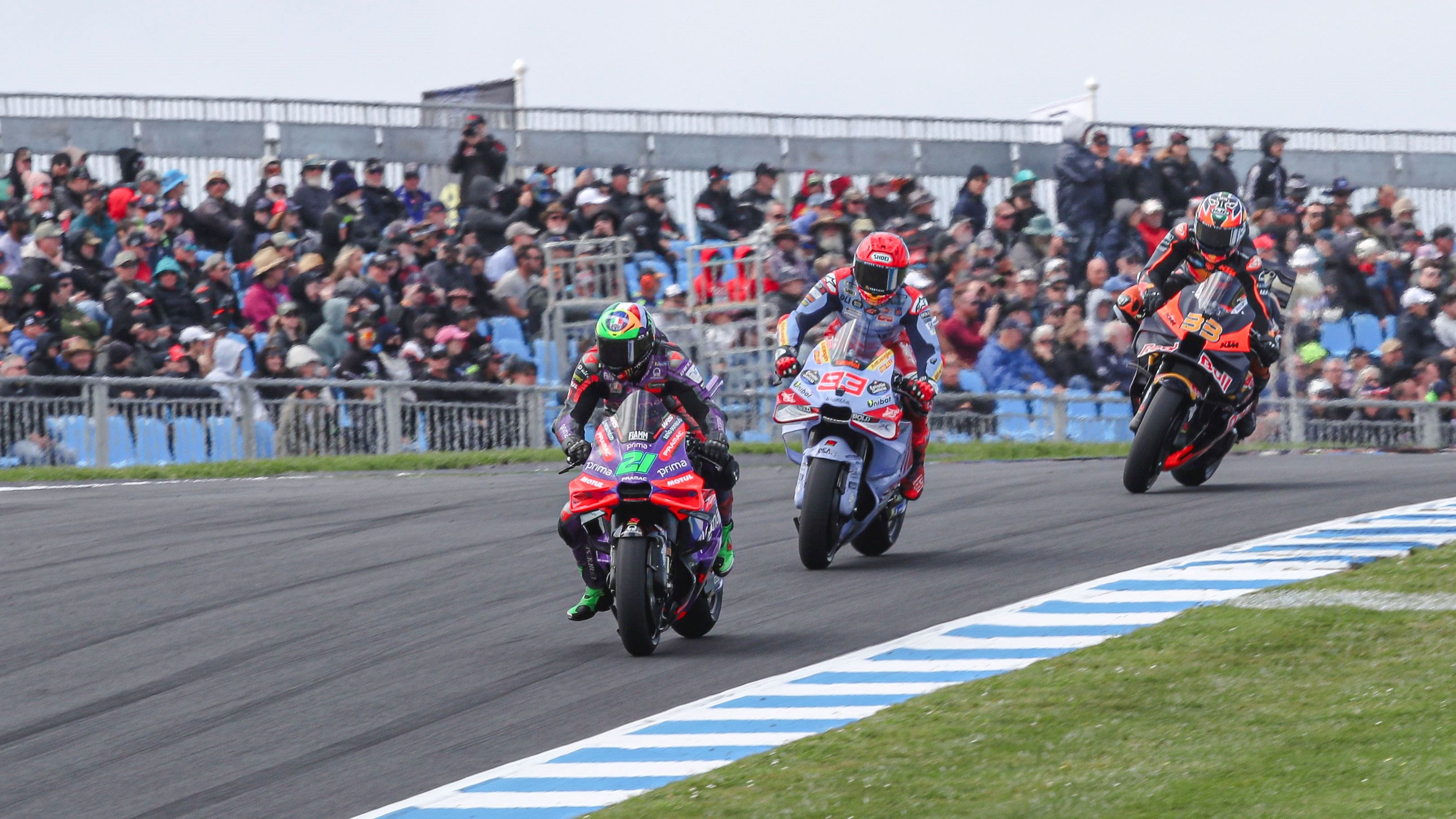 Franco Morbidelli delante de Marc Márquez y Brad Binder, MotoGP Australia 2024