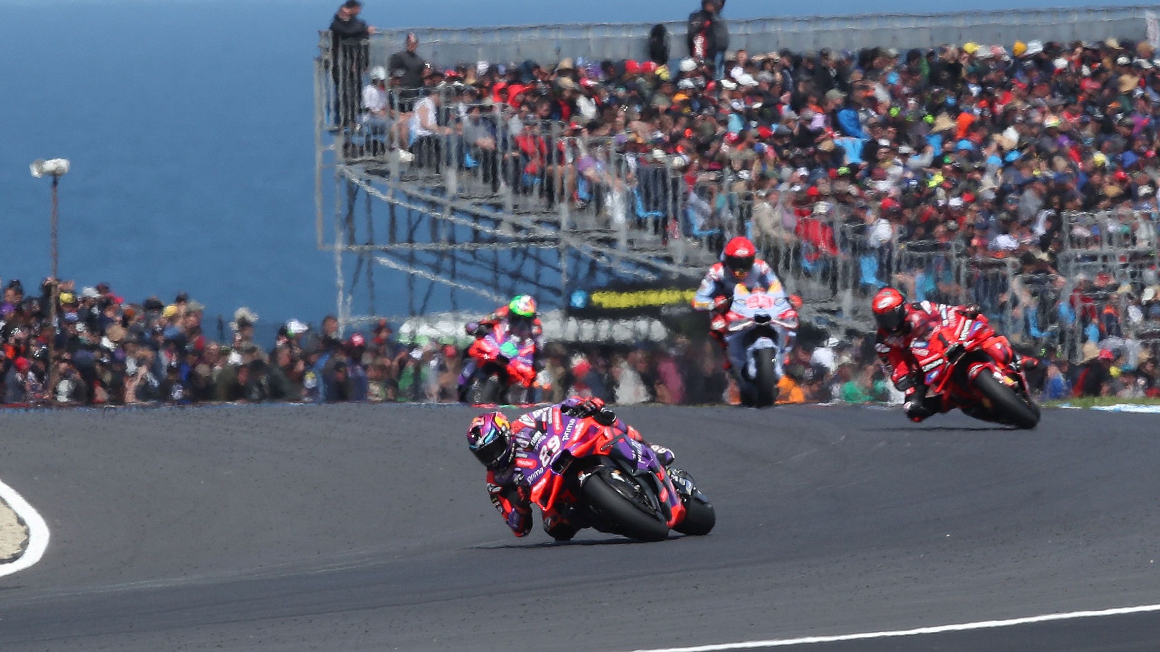 Jorge Martín trata de escaparse de Pecco Bagnaia y Marc Márquez, MotoGP Australia 2024
