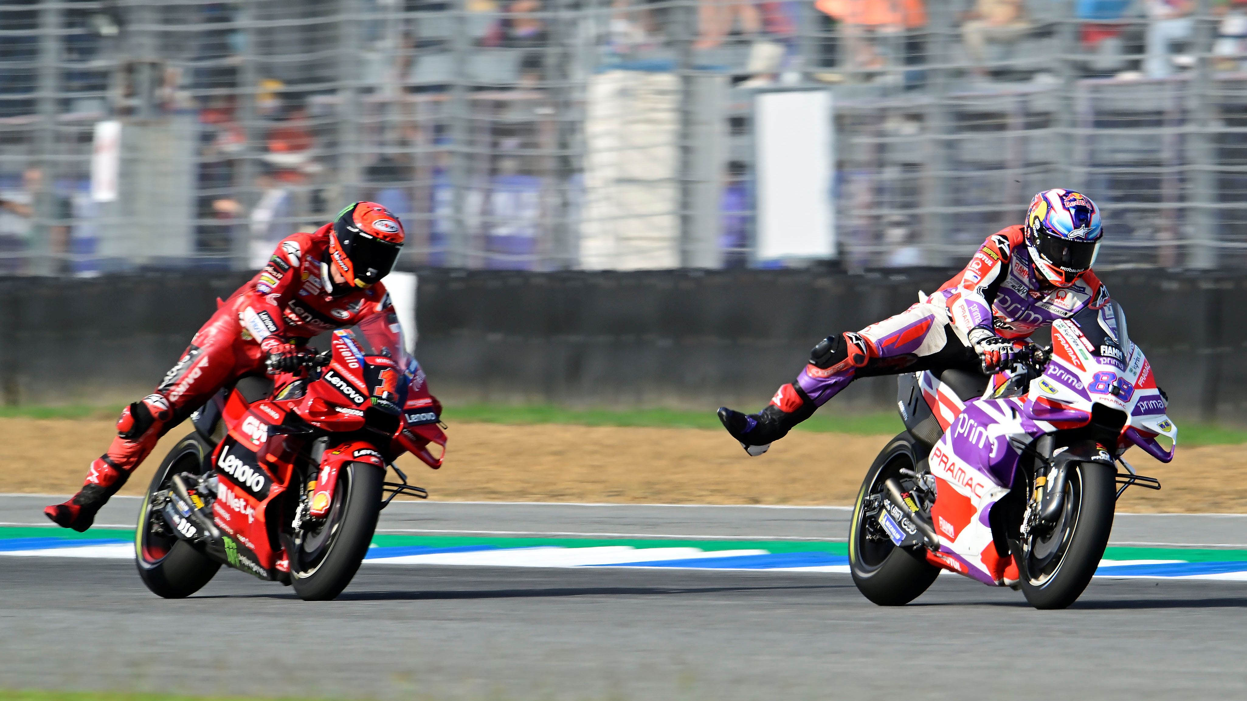 Jorge Martín y Pecco Bagnaia en la carrera de MotoGP del año pasado en Tailandia