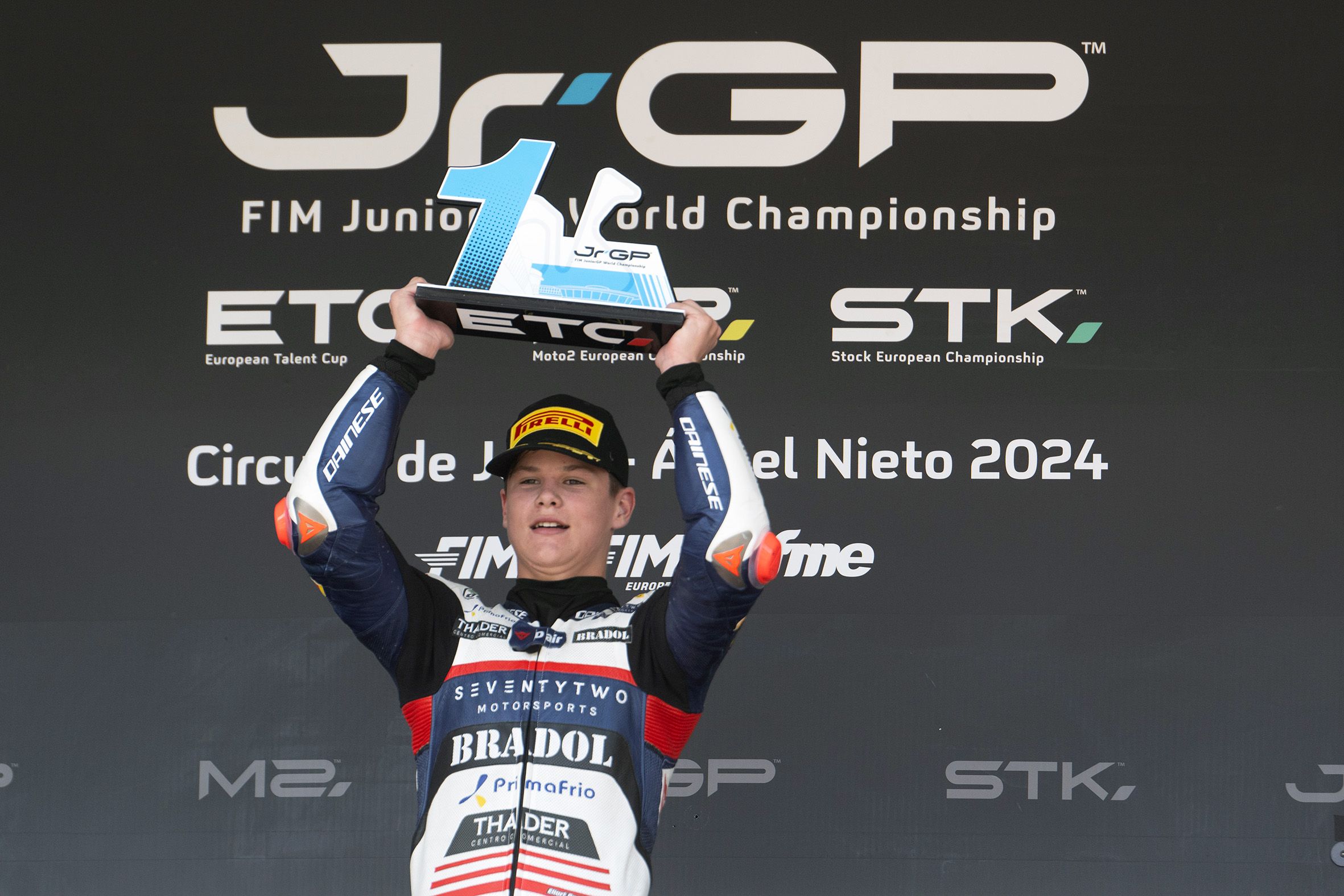 Carlos Cano celebrando su triunfo en Jerez