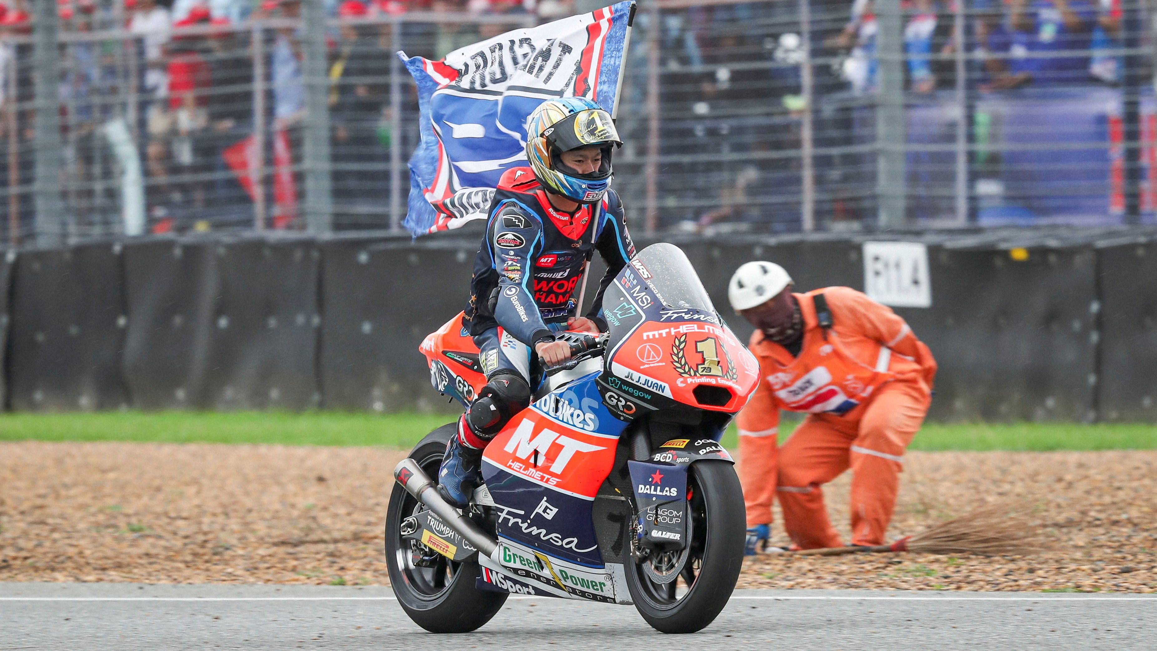 Ai Ogura festeja su título mundial de Moto2 2024