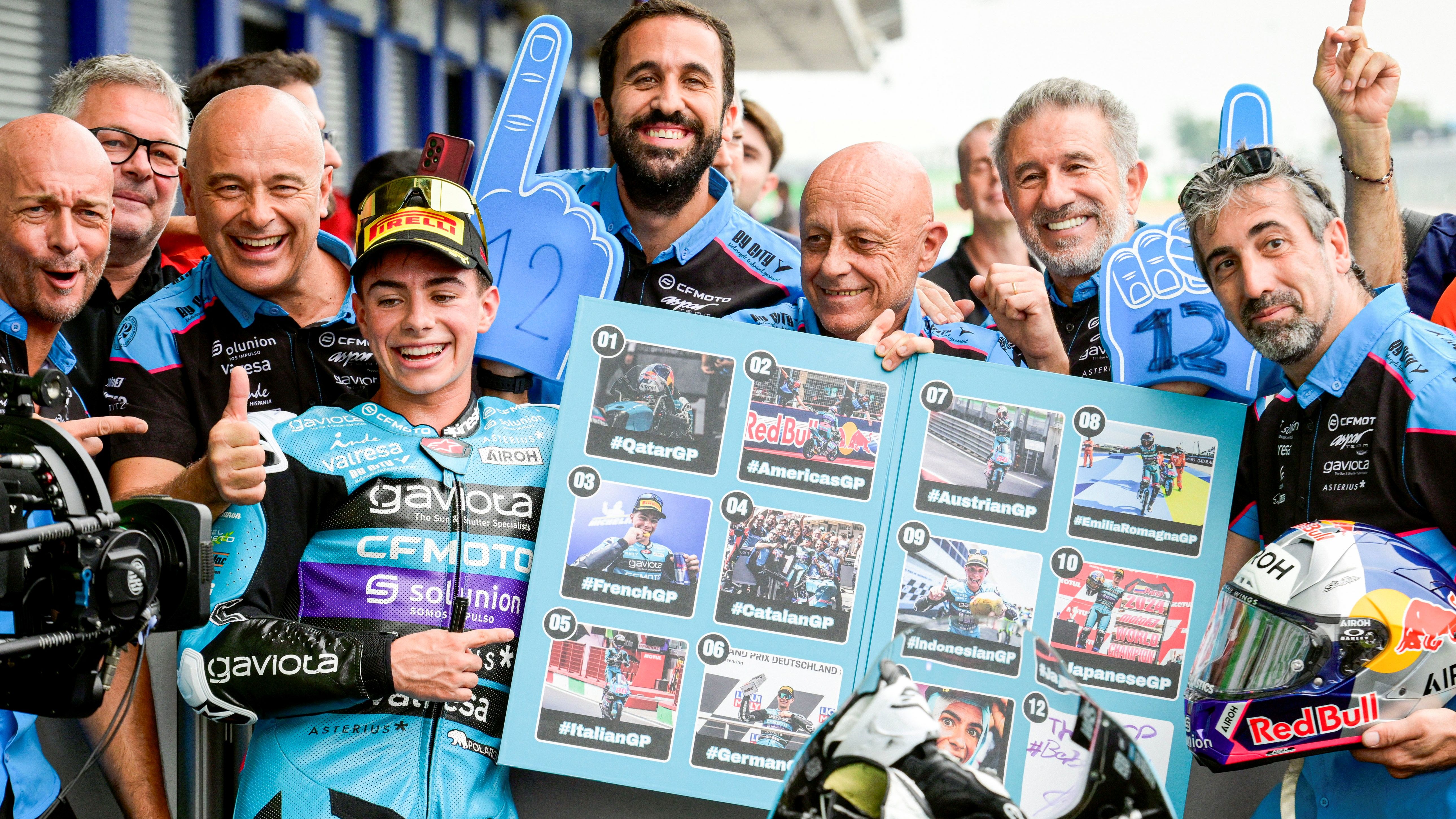 David Alonso posa con el álbum de su récord de victorias, Moto3 Tailandia 2024