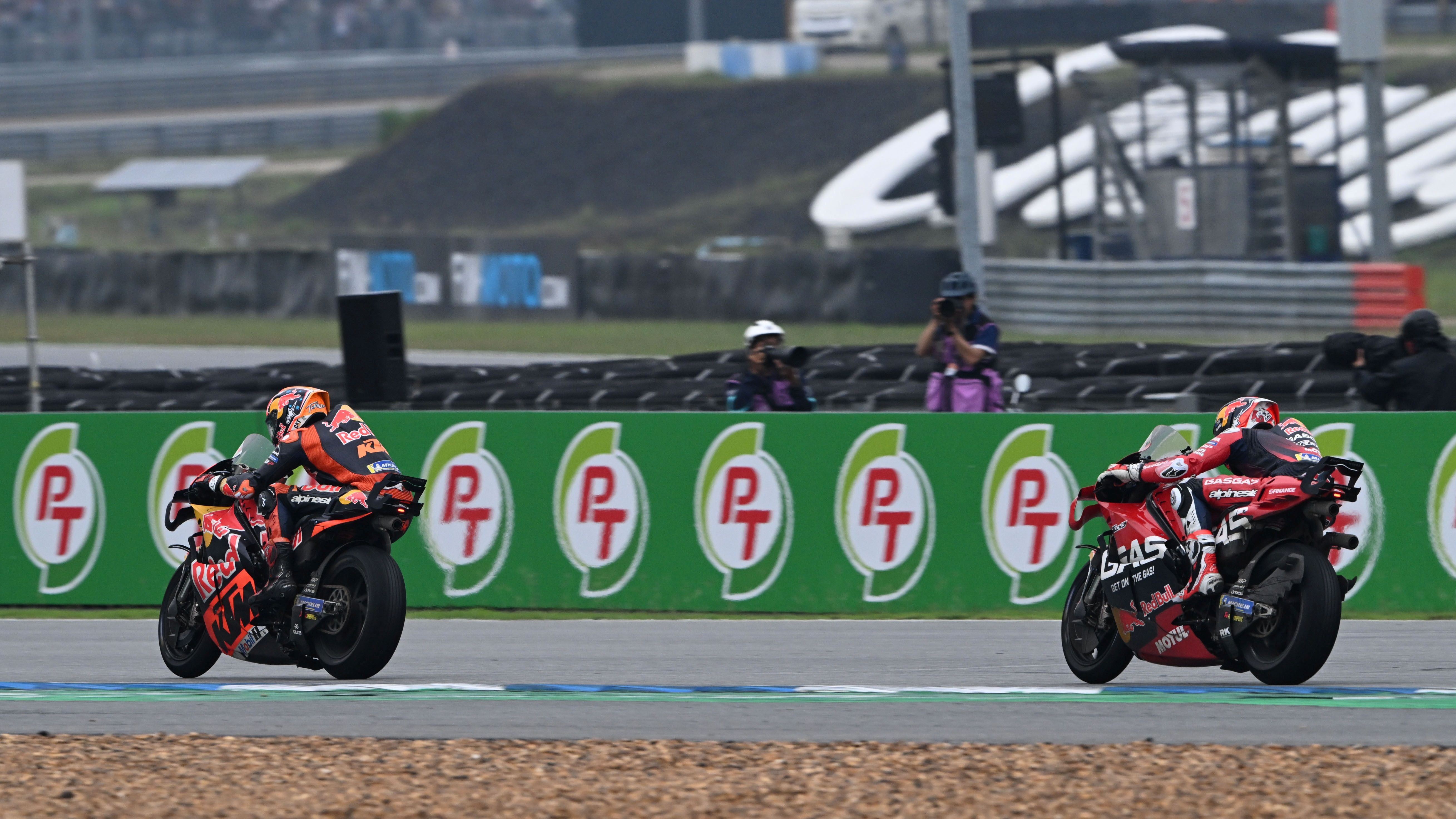 Jack Miller trata de contener a Pedro Acosta, MotoGP Tailandia 2024
