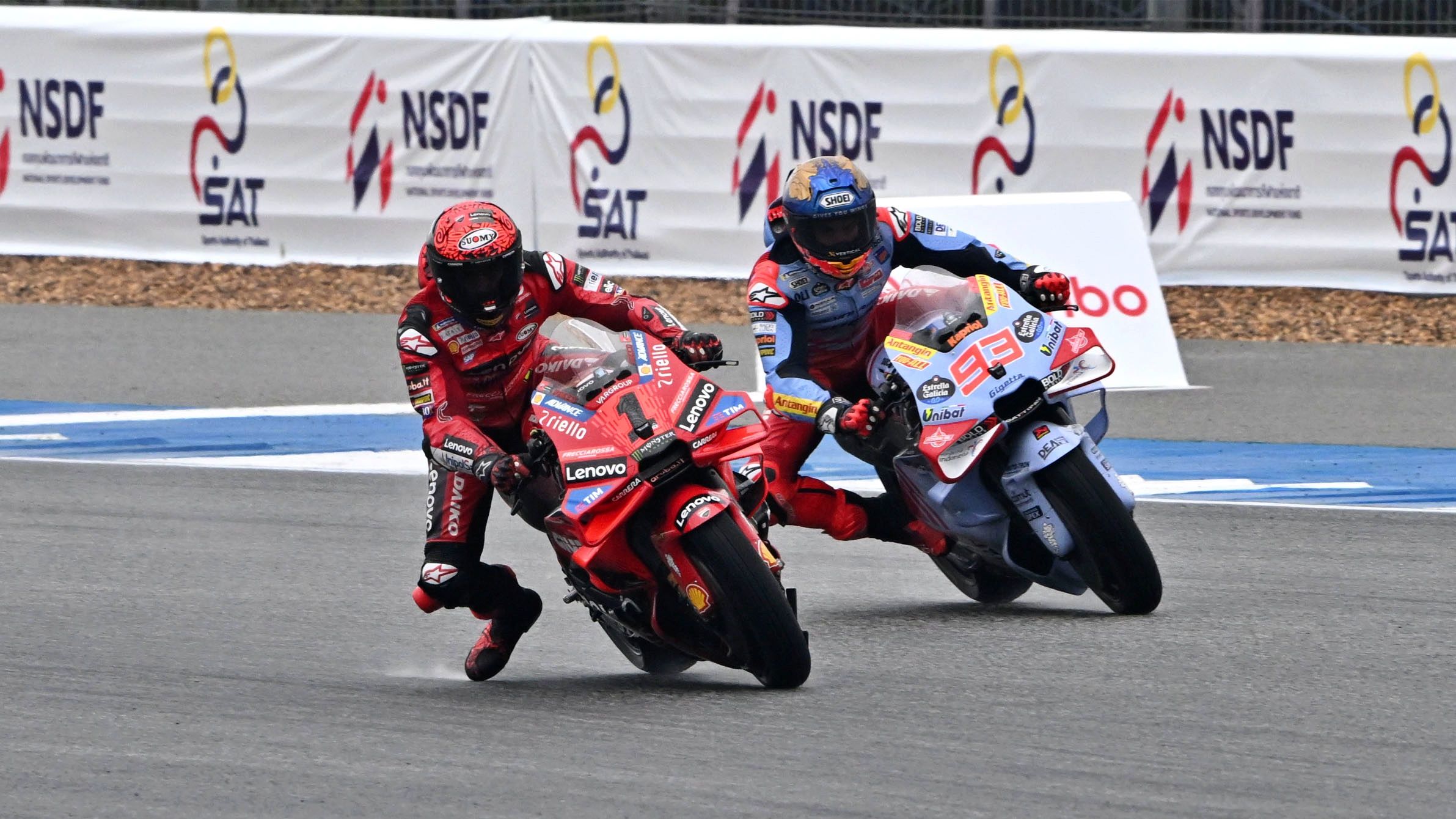 Pecco Bagnaia entra por el interior de Marc Márquez, MotoGP Tailandia 2024