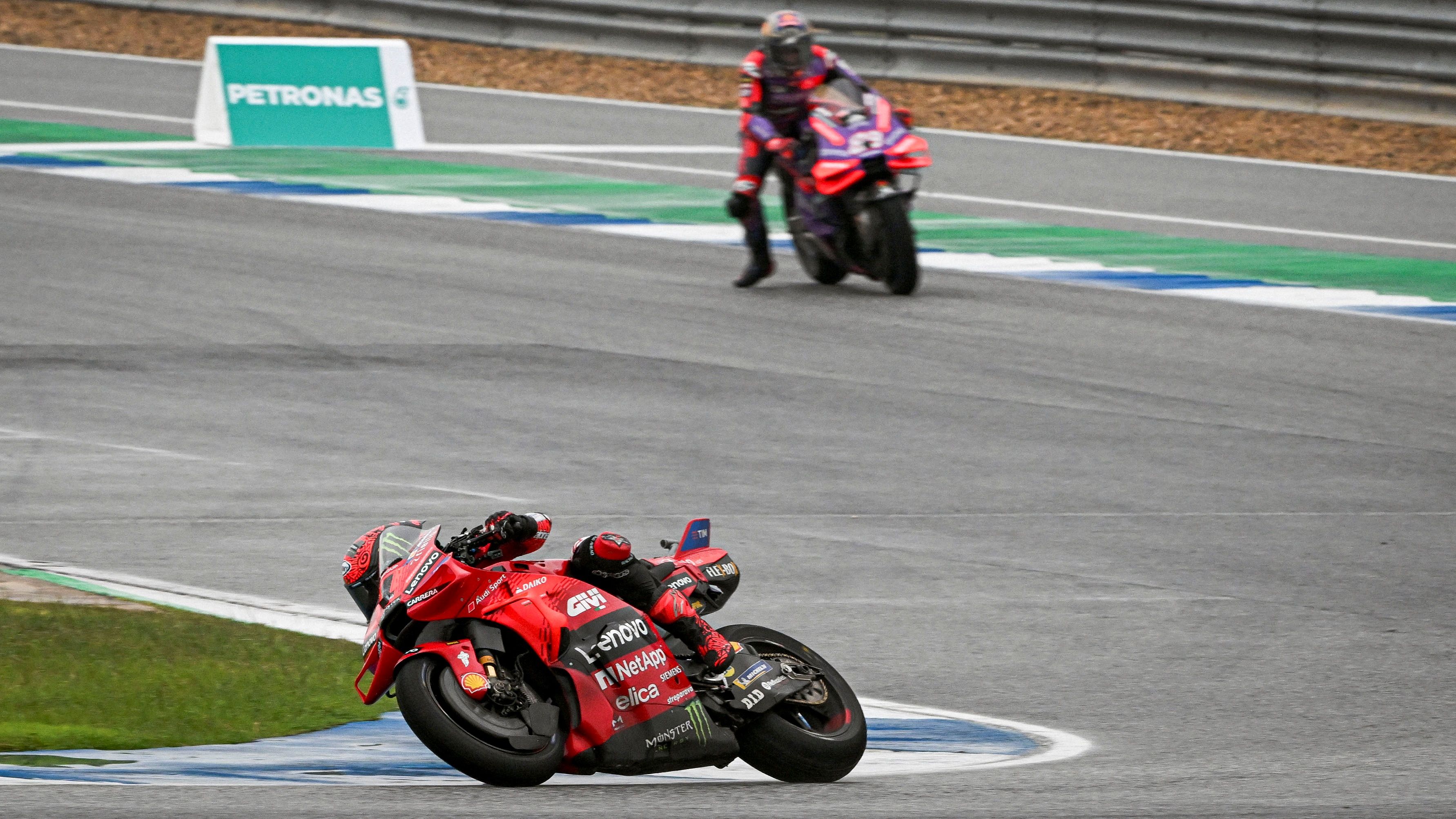 Pecco Bagnaia se va de Jorge Martín rumbo a la victoria, MotoGP Tailandia 2024