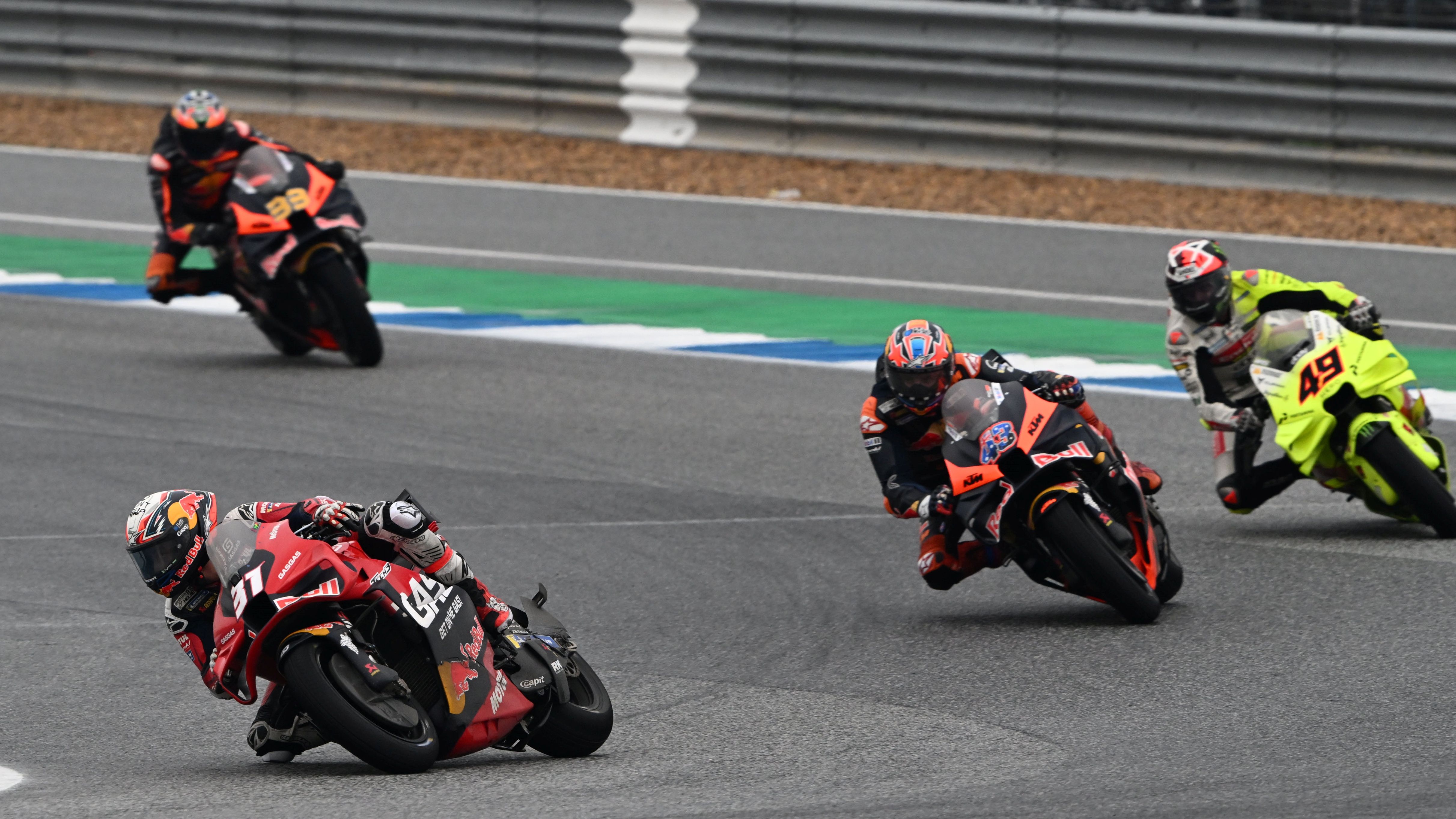 Pedro Acosta delante de Jack Miller, Fabio Di Giannantonio y Brad Binder, MotoGP Tailandia 2024