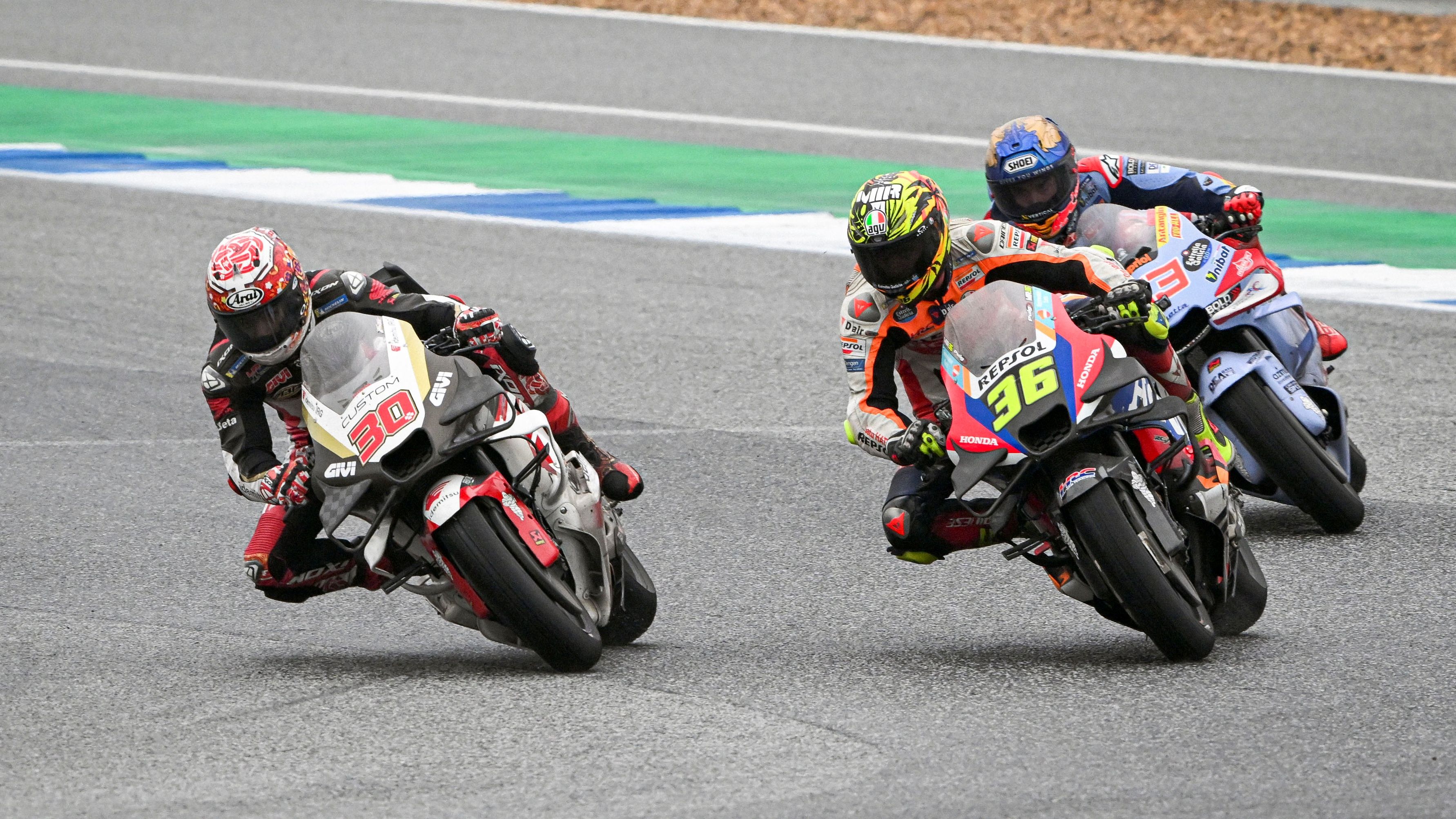 Takaaki Nakagami pasa a Joan Mir en presencia de Marc Márquez, MotoGP Tailandia 2024
