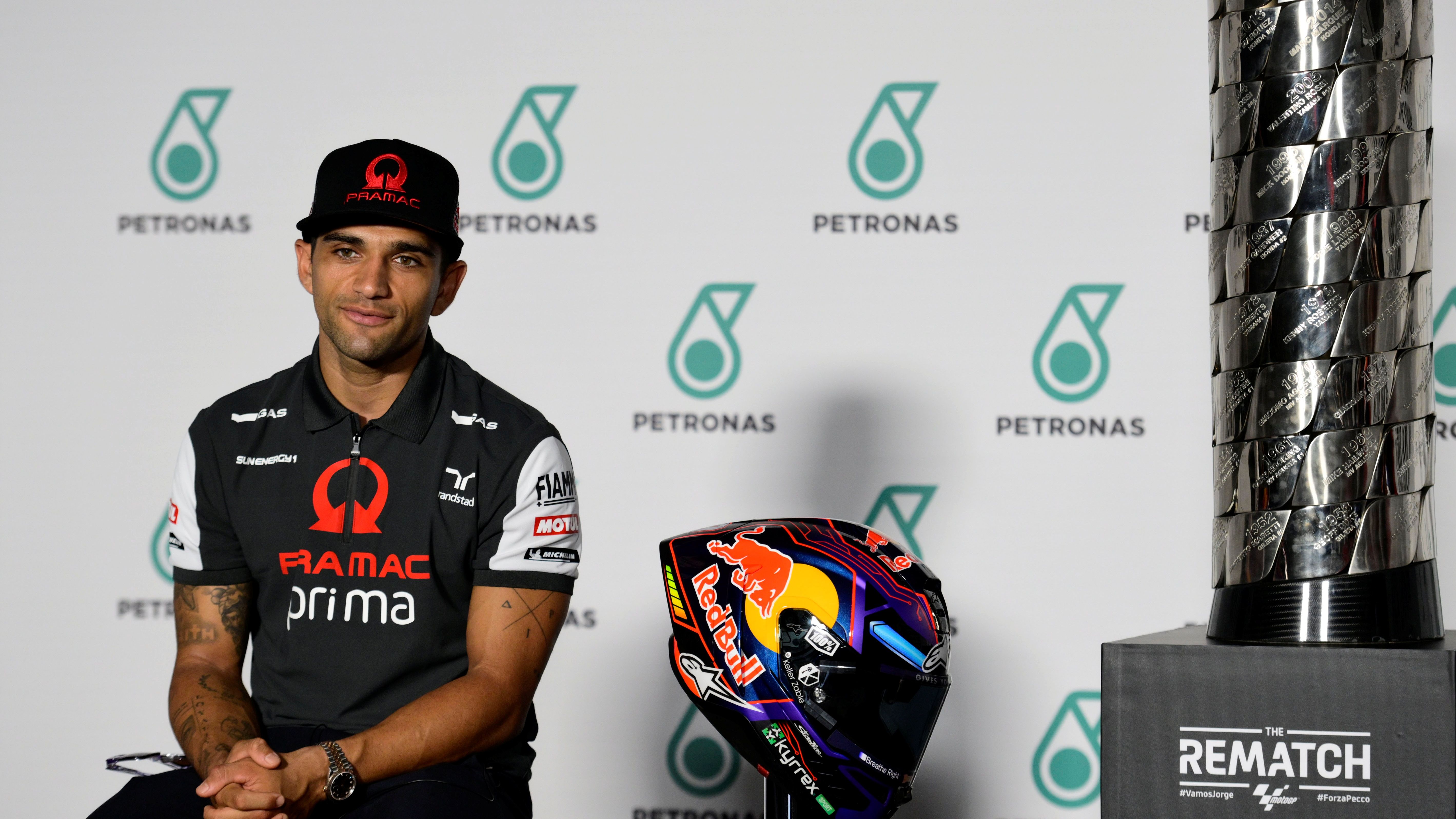 Jorge Martín junto al trofeo de MotoGP en la rueda de prensa de Malasia
