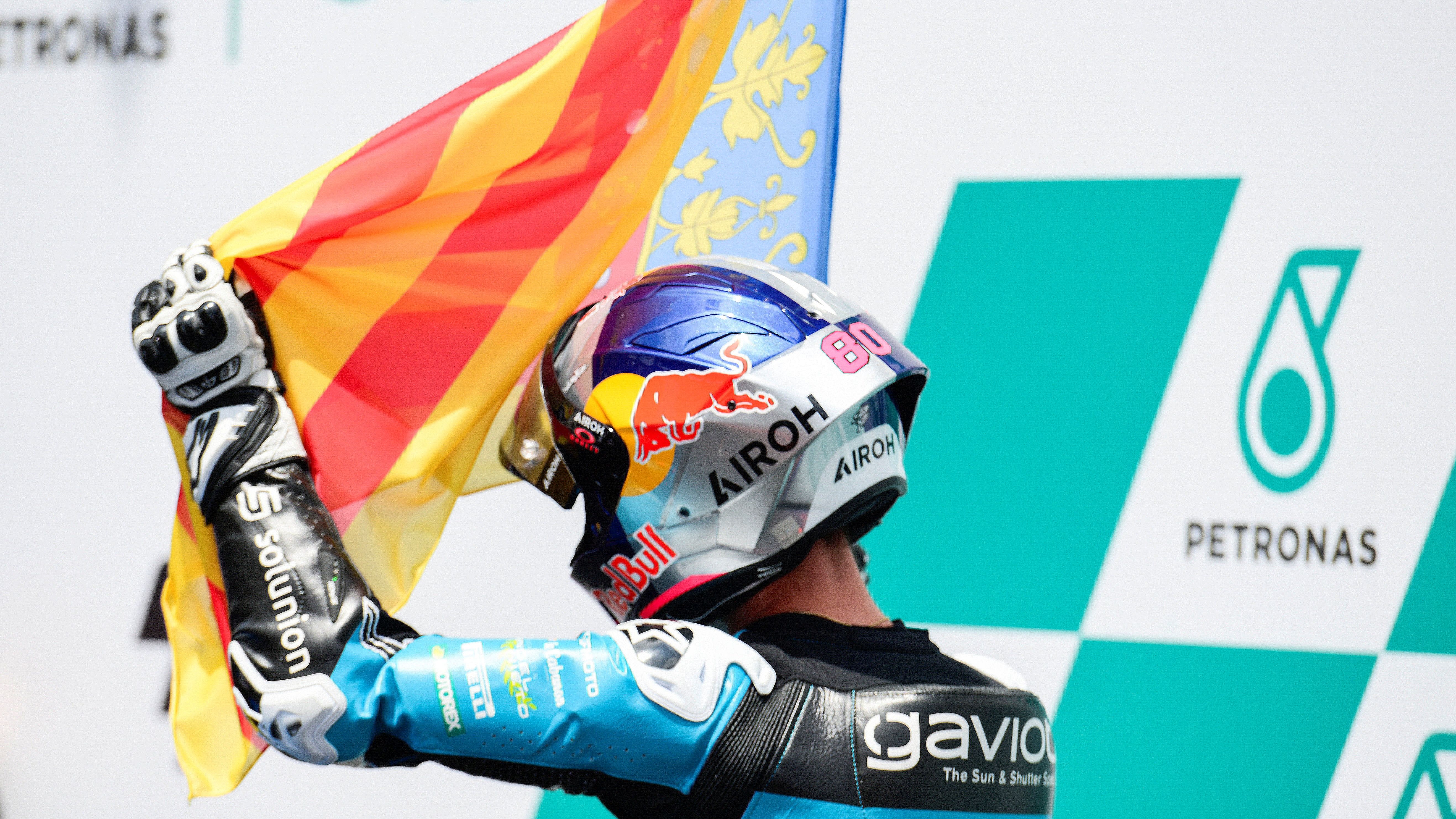 David Alonso con la bandera de la Comunidad Valenciana tras ganar en Malasia