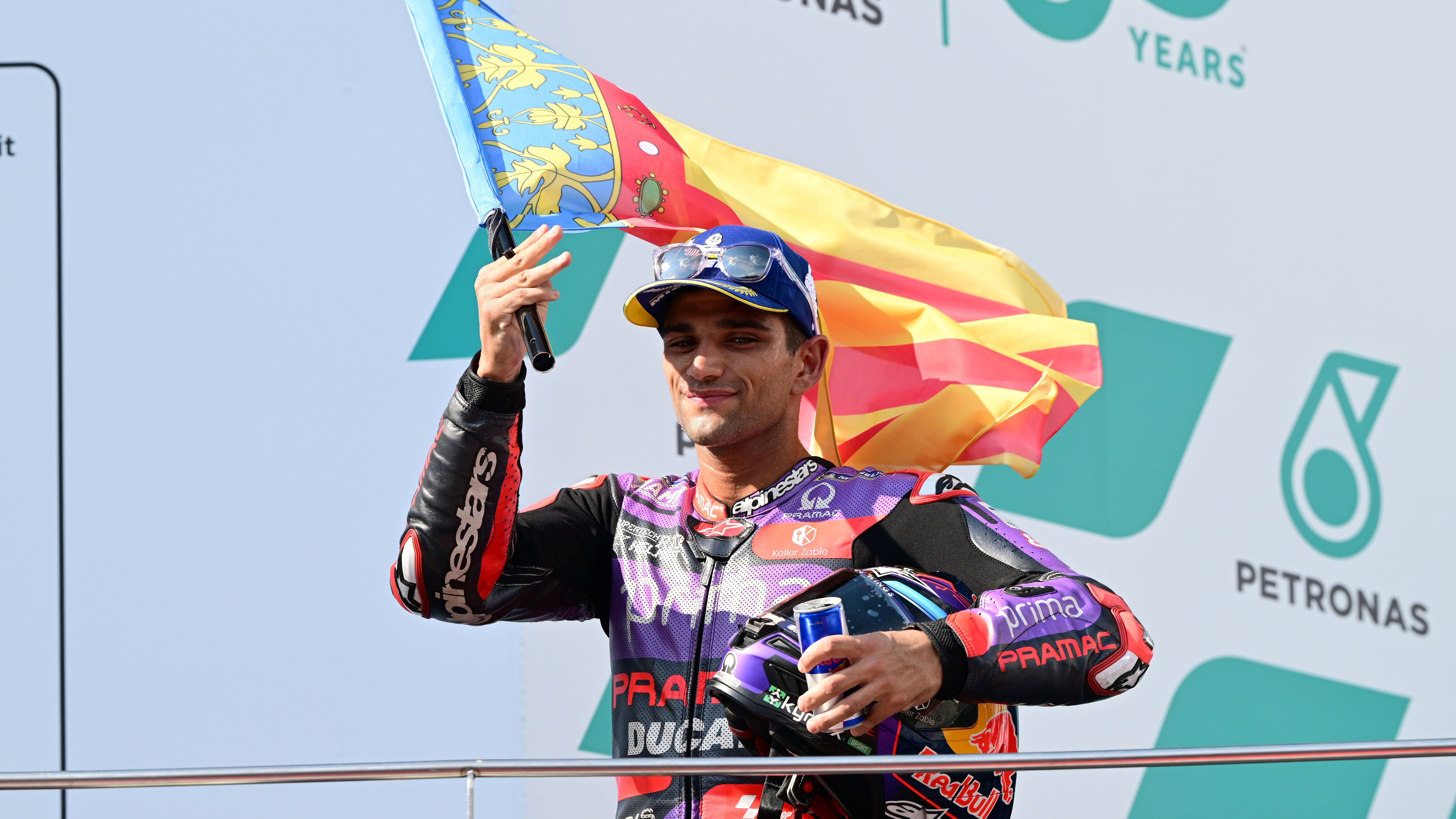 Jorge Martín homenajeando a la Comunitat Valenciana tras la carrera de MotoGP en Malasia