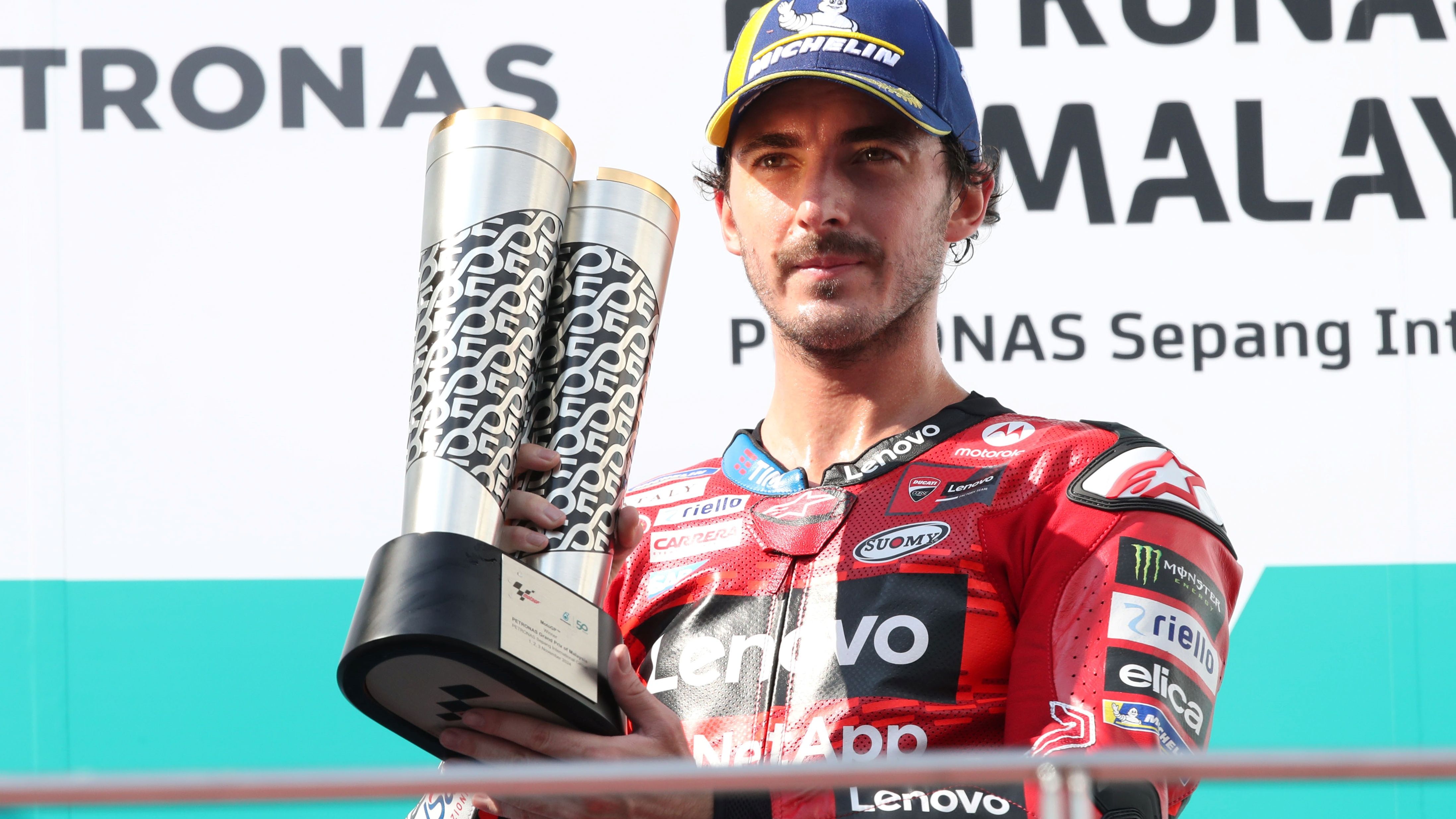 Pecco Bagnaia con el trofeo de ganador de la carrera de MotoGP en Malasia