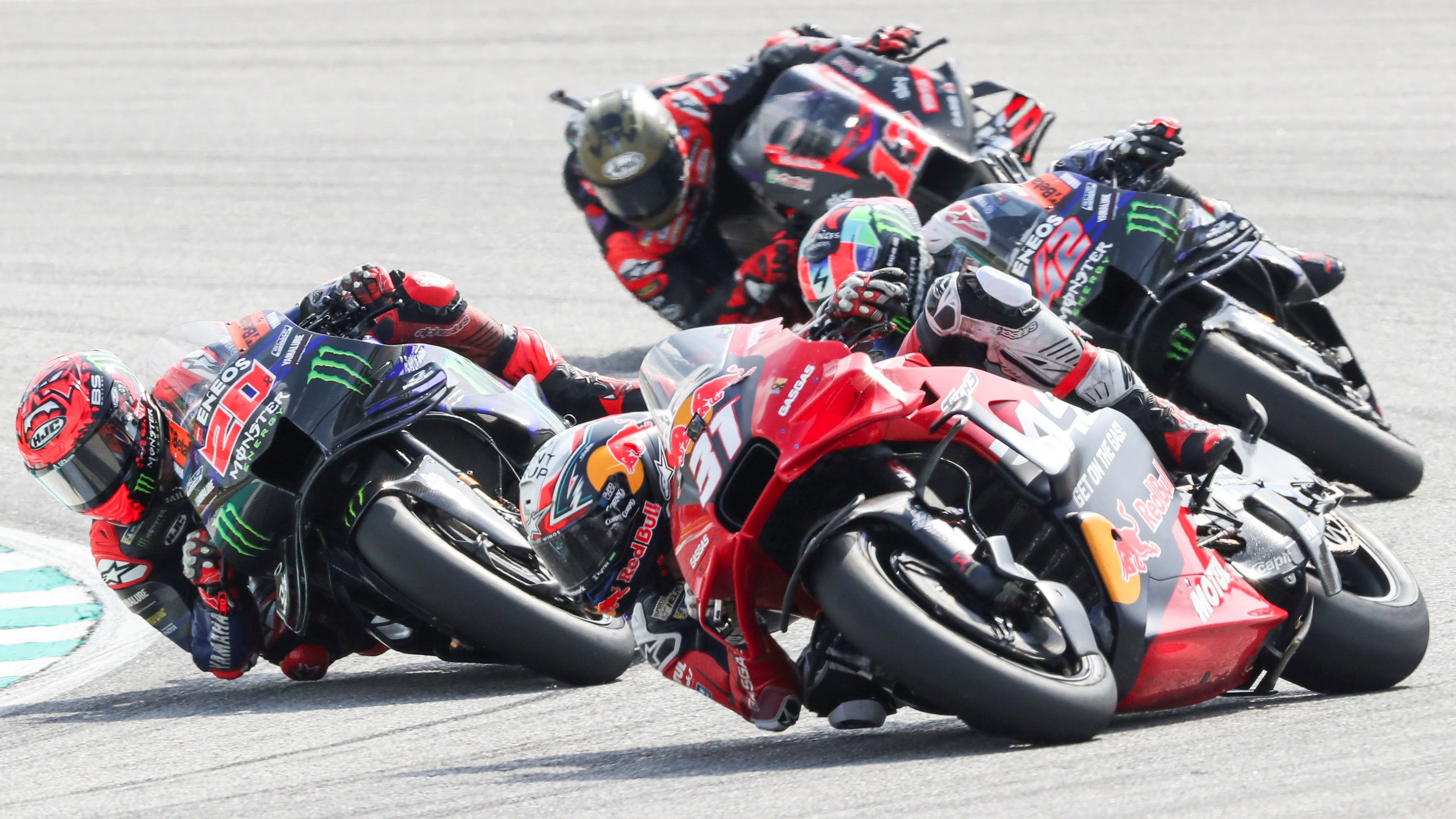 Fabio Quartararo se cuela por el interior de Pedro Acosta ante Álex Rins y Maverick Viñales, MotoGP Malasia 2024