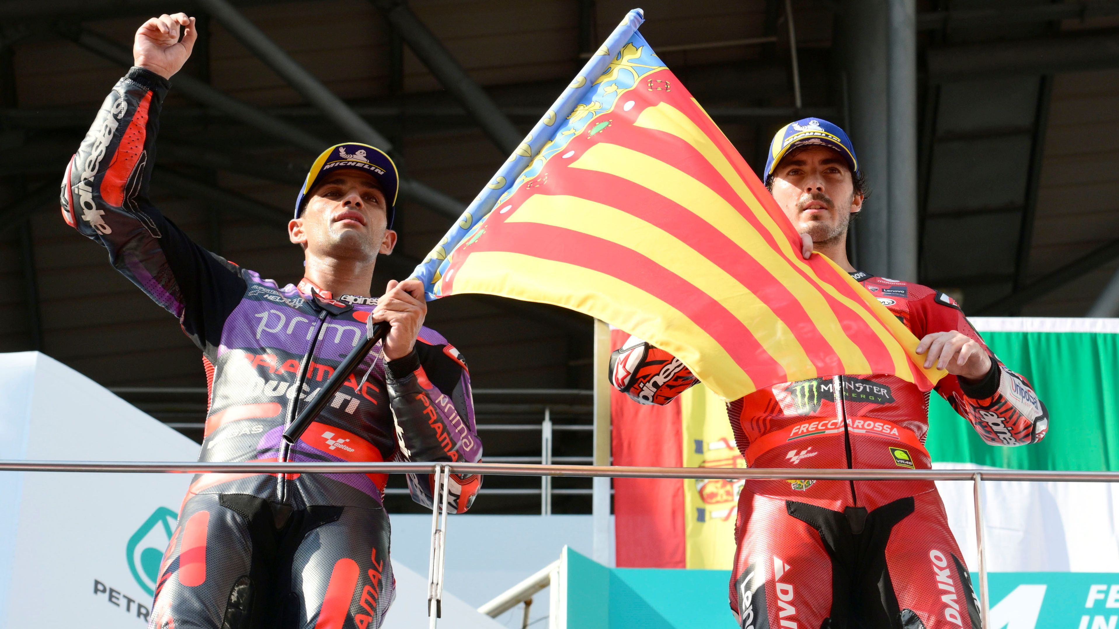 Jorge Martín con la bandera de la Comunitat Valenciana junto a Pecco Bagnaia, MotoGP Malasia 2024