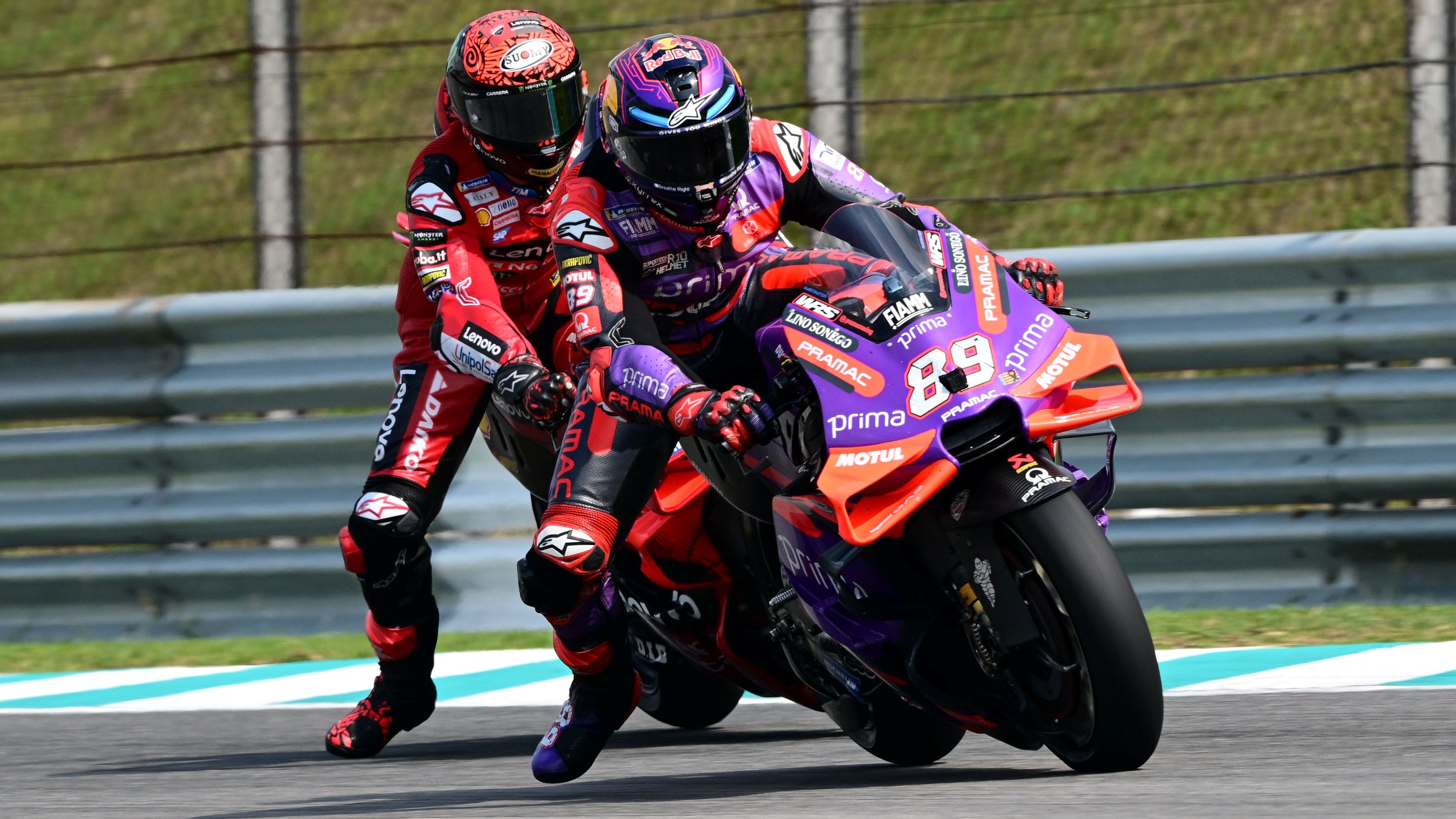 Jorge Martín frenando en presencia de Pecco Bagnaia, MotoGP Malasia 2024