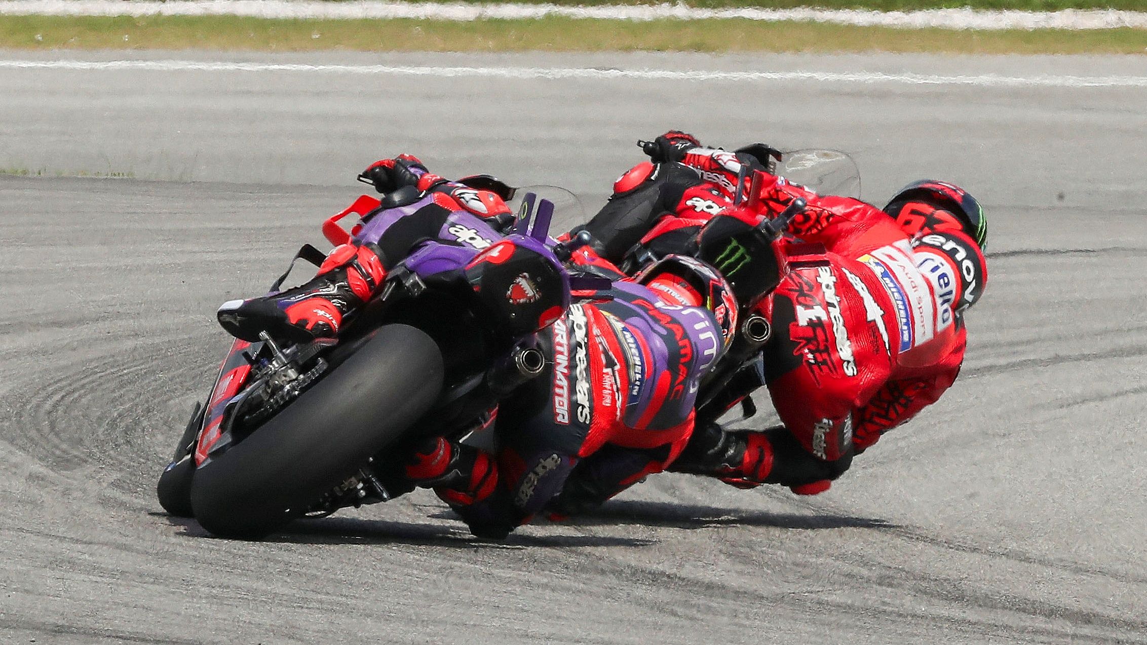 Jorge Martín persigue a Pecco Bagnaia, MotoGP Malasia 2024