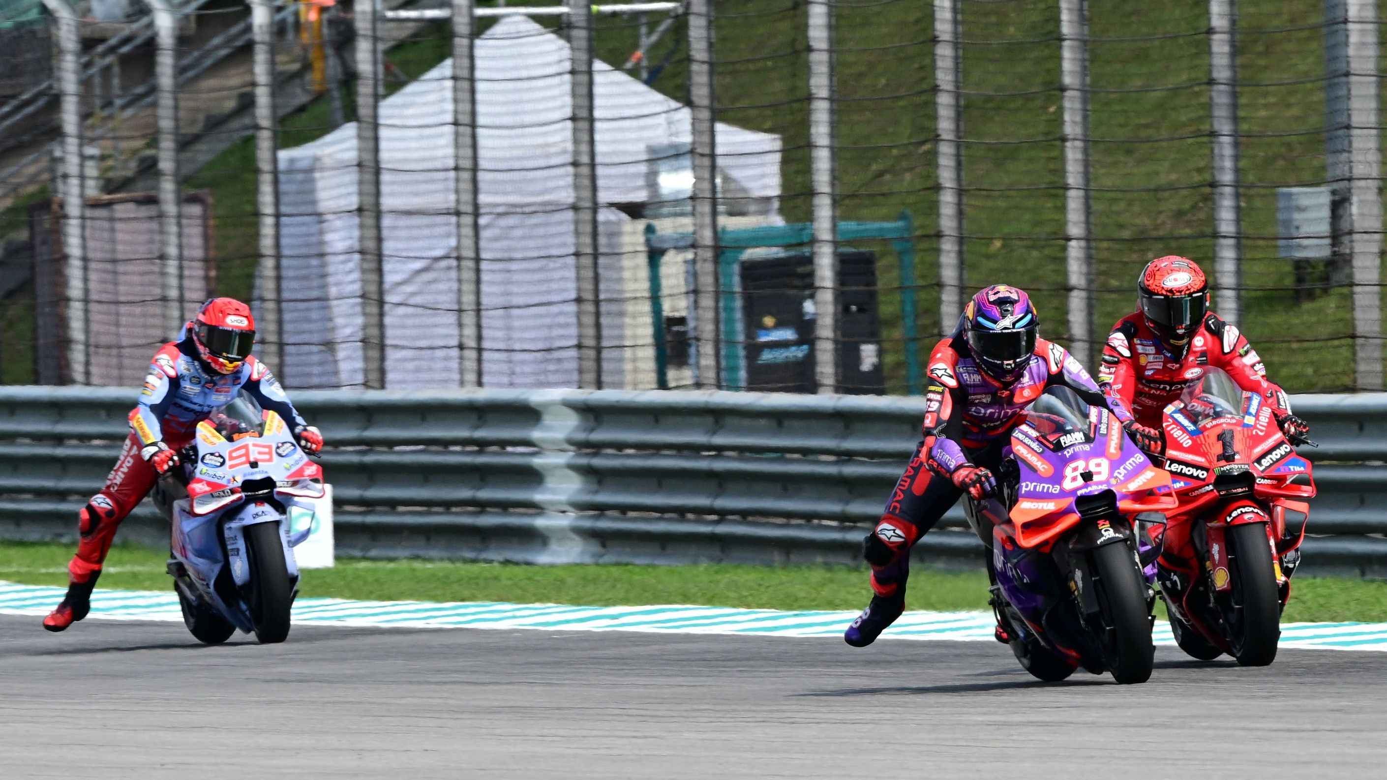 Jorge Martín supera a Pecco Bagnaia en presencia de Marc Márquez, MotoGP Malasia 2024