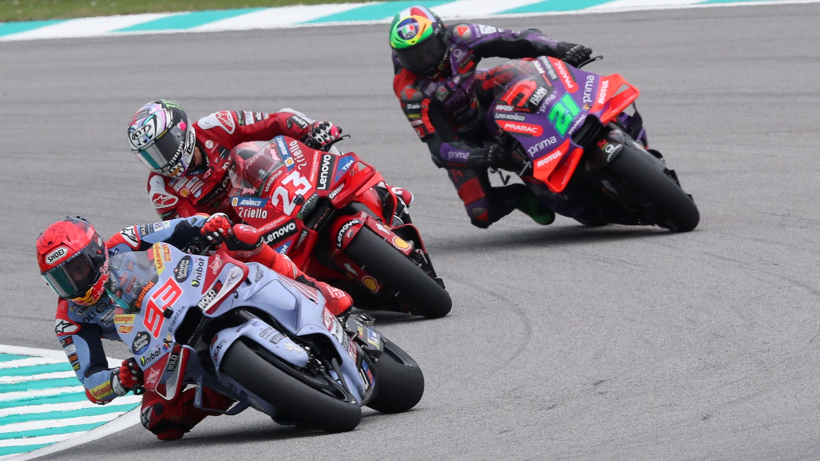 Marc Márquez por delante de Enea Bastianini y Franco Morbidelli, MotoGP Malasia 2024