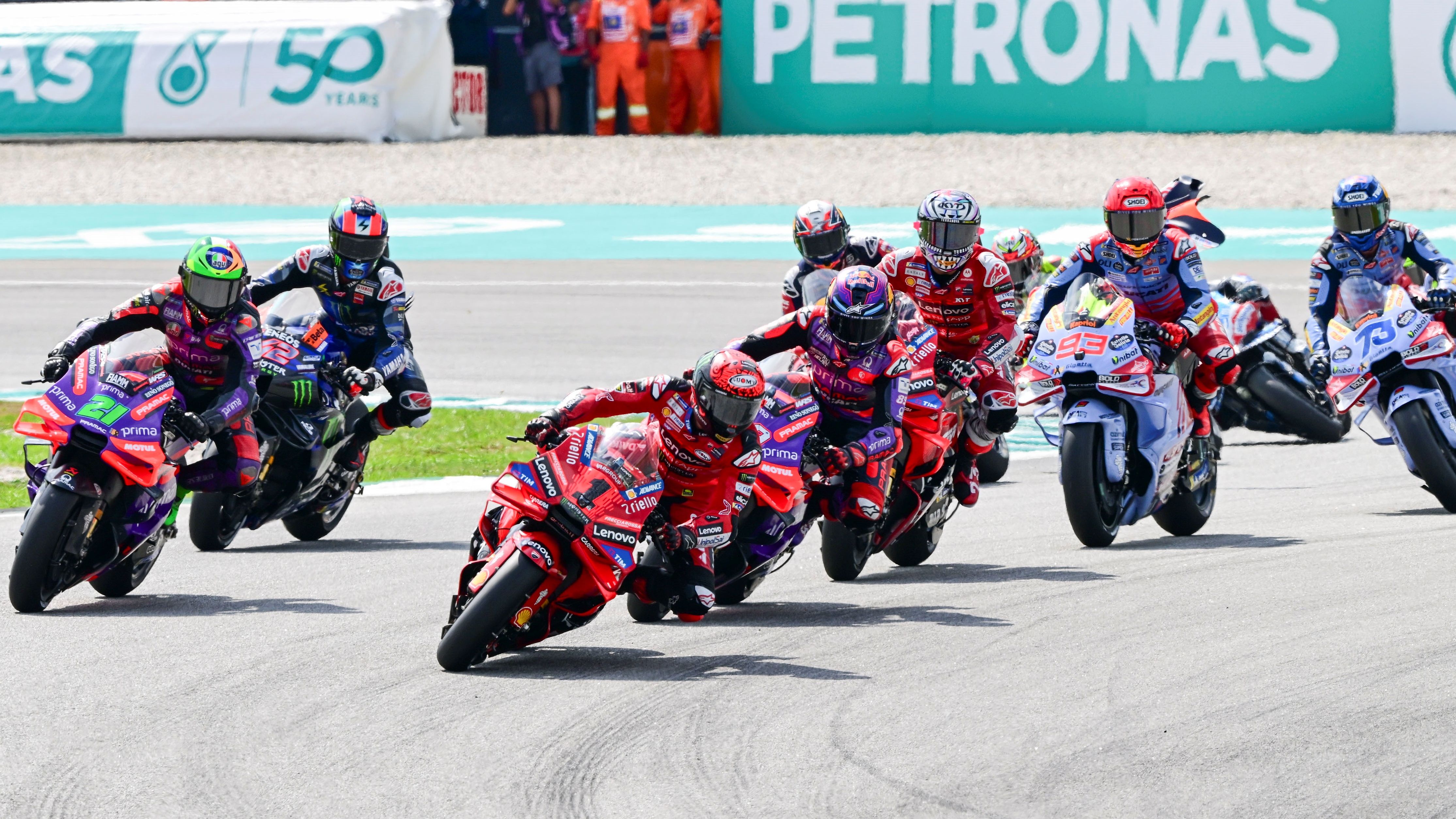 Pecco Bagnaia lidera en la salida ante Jorge Martín y Franco Morbidelli, MotoGP Malasia 2024