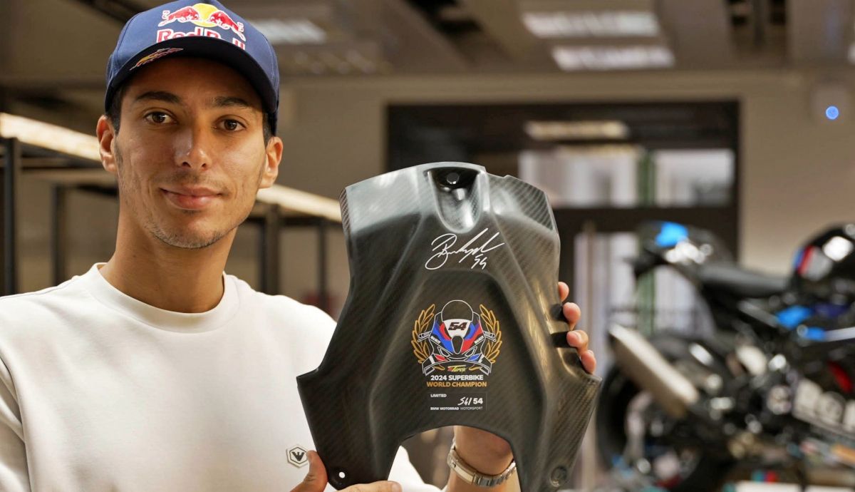Toprak Razgatlioglu enseña la cubierta del depósito M Carbon de la BMW M 1000 RR WSBK Champion Edition Toprak Razgatlioglu enseña la cubierta del depósito M Carbon de la BMW M 1000 RR WSBK Champion Edition