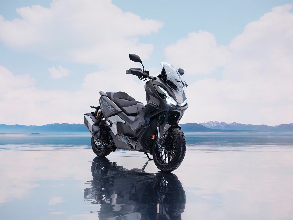 Honda ADV350 2025 estatica (8)