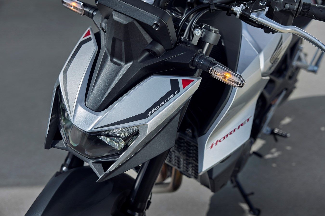 Honda CB750F Hornet 2025 detalles (6)