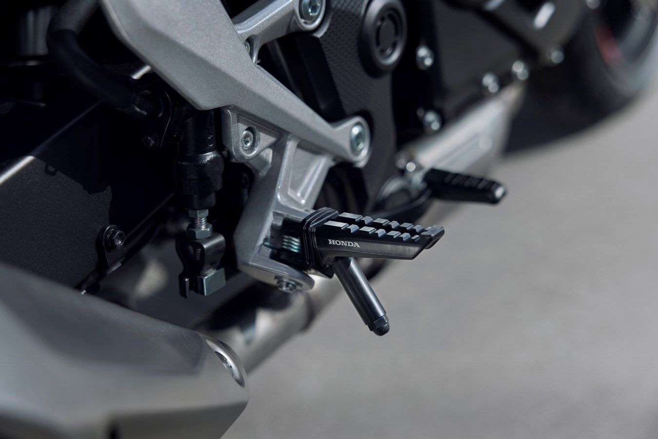 Honda CB750F Hornet 2025 detalles (7)
