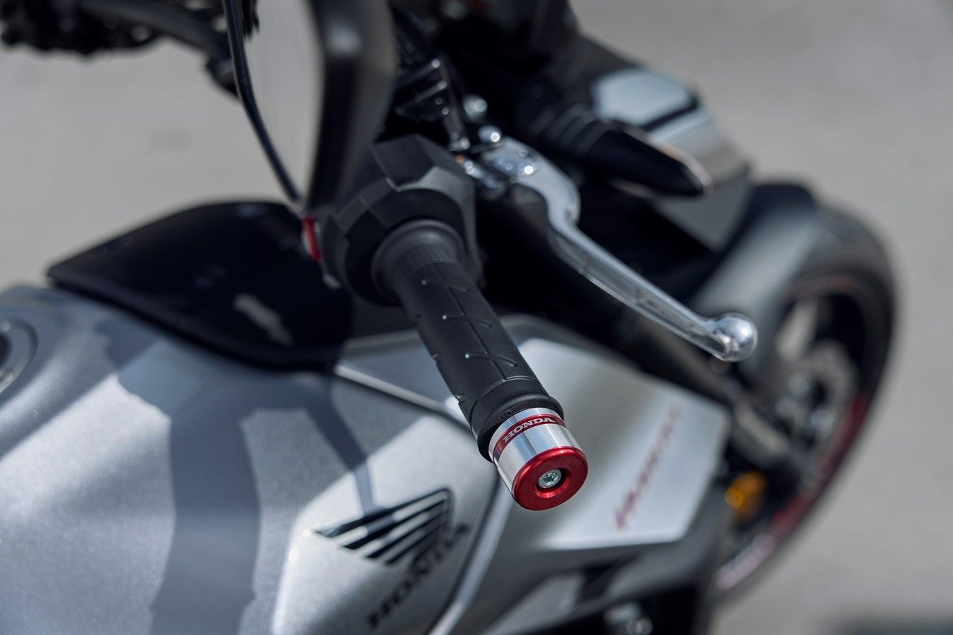 Honda CB750F Hornet 2025 detalles (9)