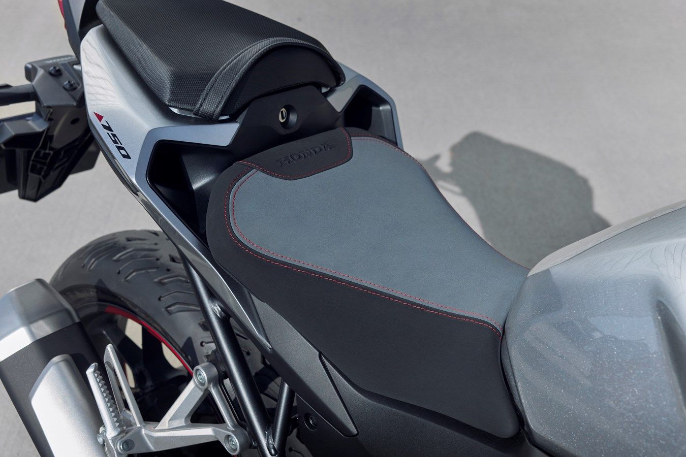 Honda CB750F Hornet 2025 detalles (10)