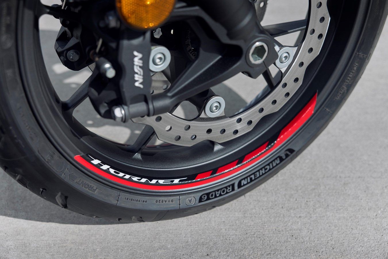 Honda CB750F Hornet 2025 detalles (11)