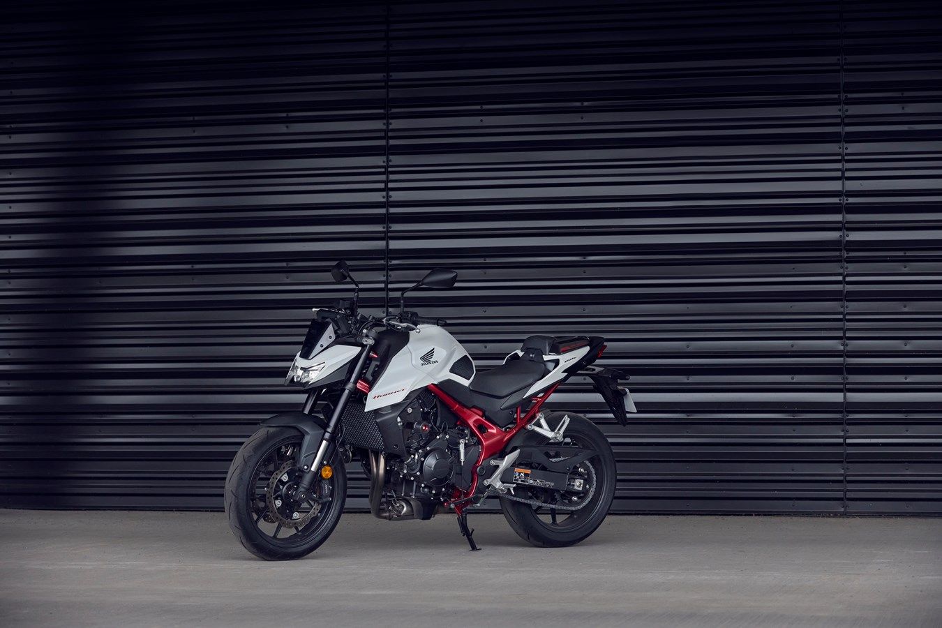 Honda CB750F Hornet 2025 estatica (1)