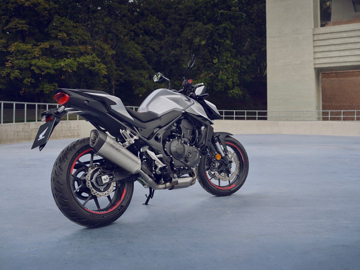 Honda CB750F Hornet 2025 estatica (2)