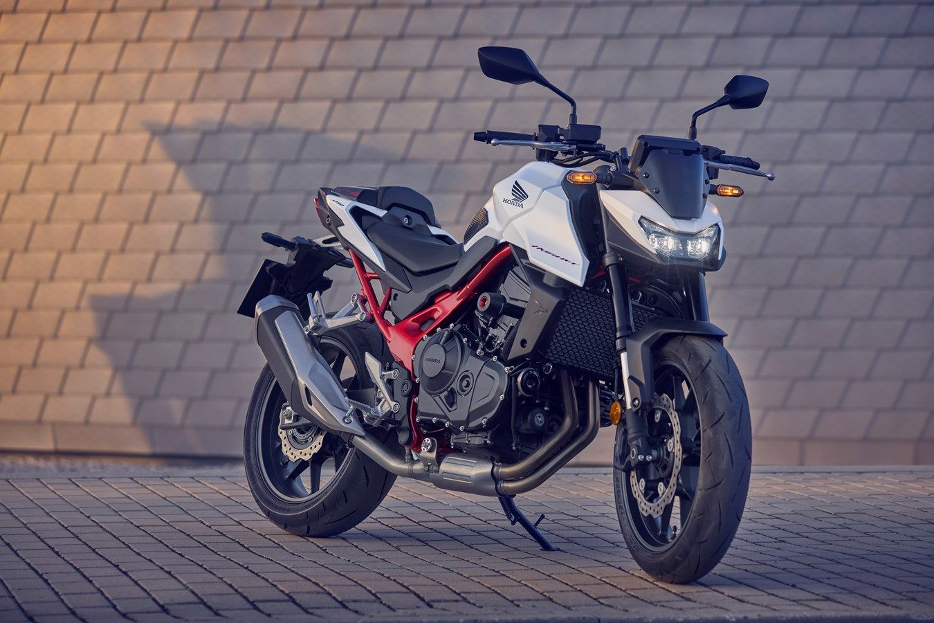 Honda CB750F Hornet 2025 estatica (4)