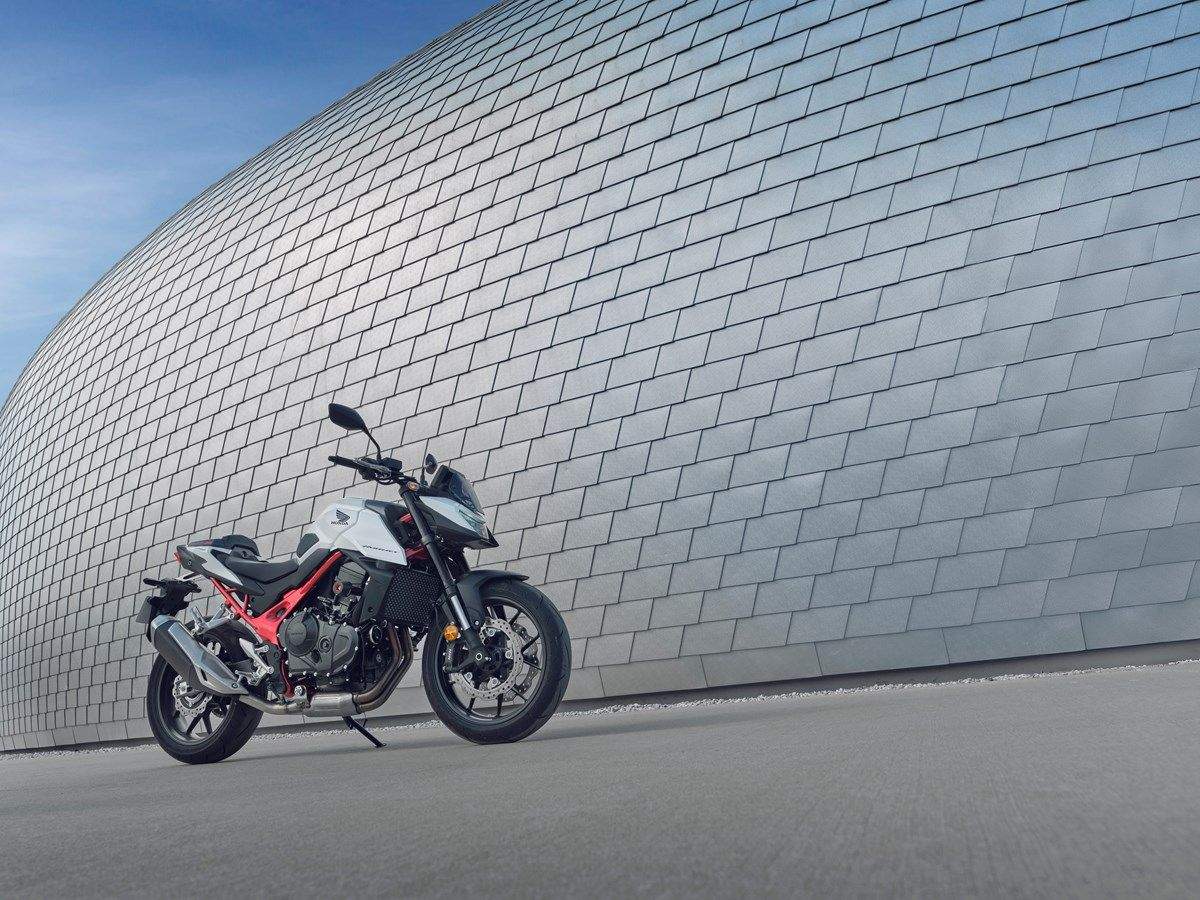 Honda CB750F Hornet 2025 estatica (5)